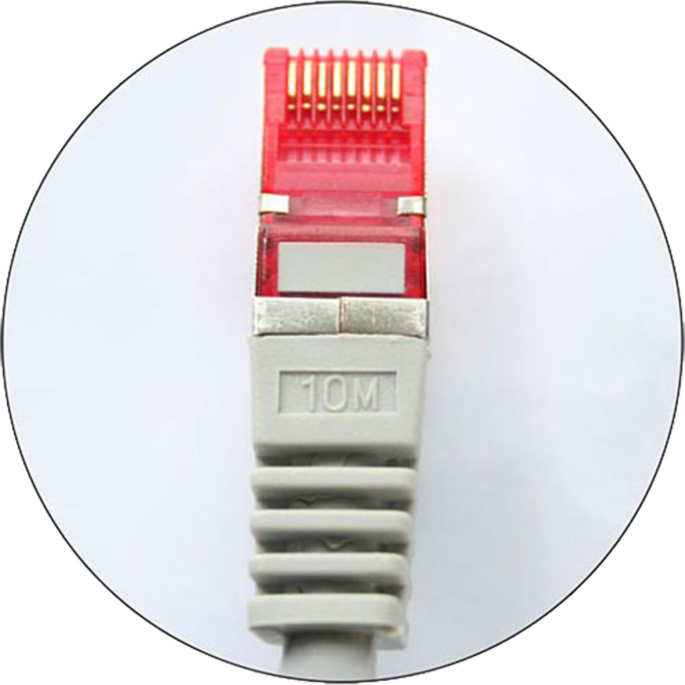 Een close-up van een Ethernet-kabelconnector. Rode en zilveren connector met een grijze kabel.