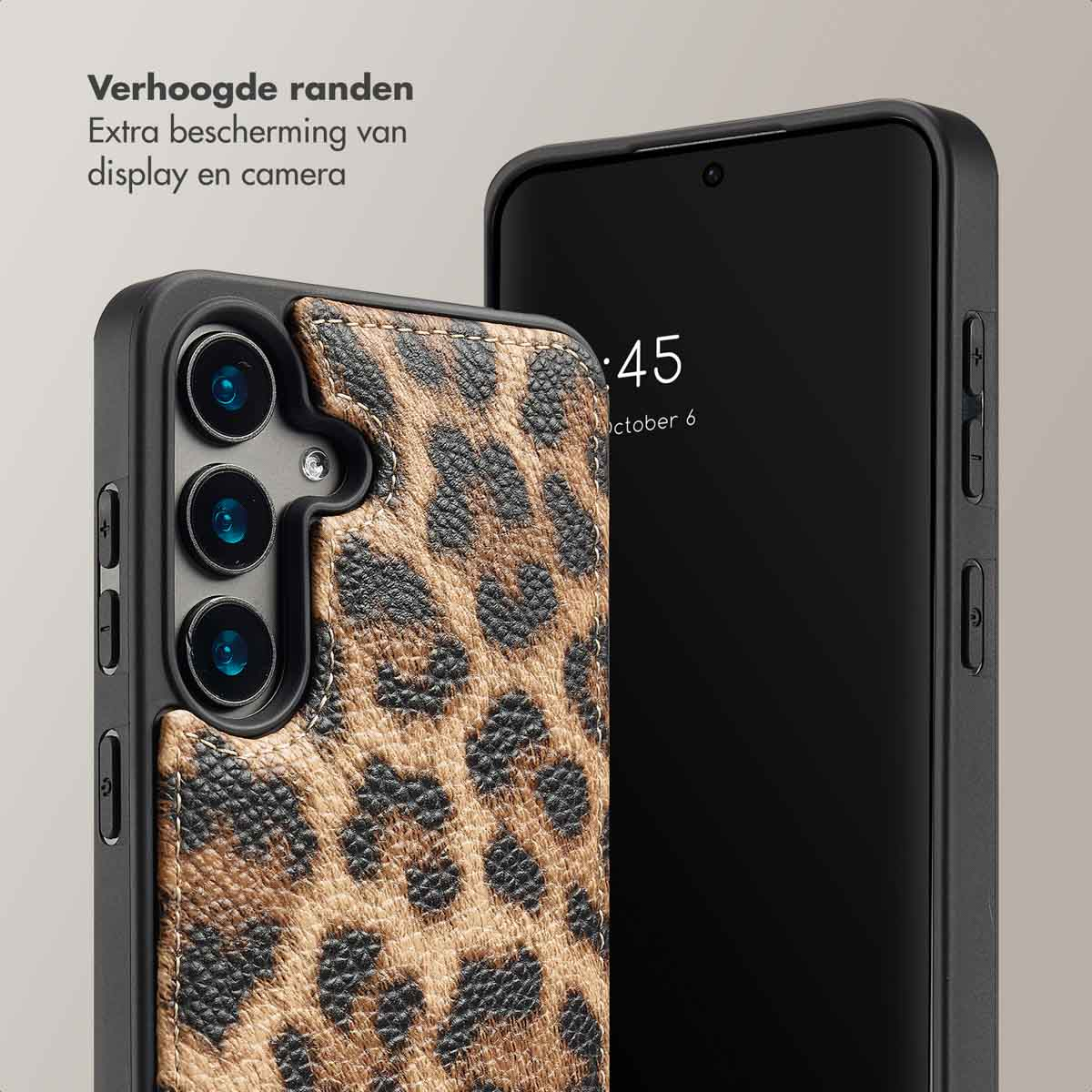 Una custodia per telefono con stampa leopardata e un telefono nero con data sullo schermo.