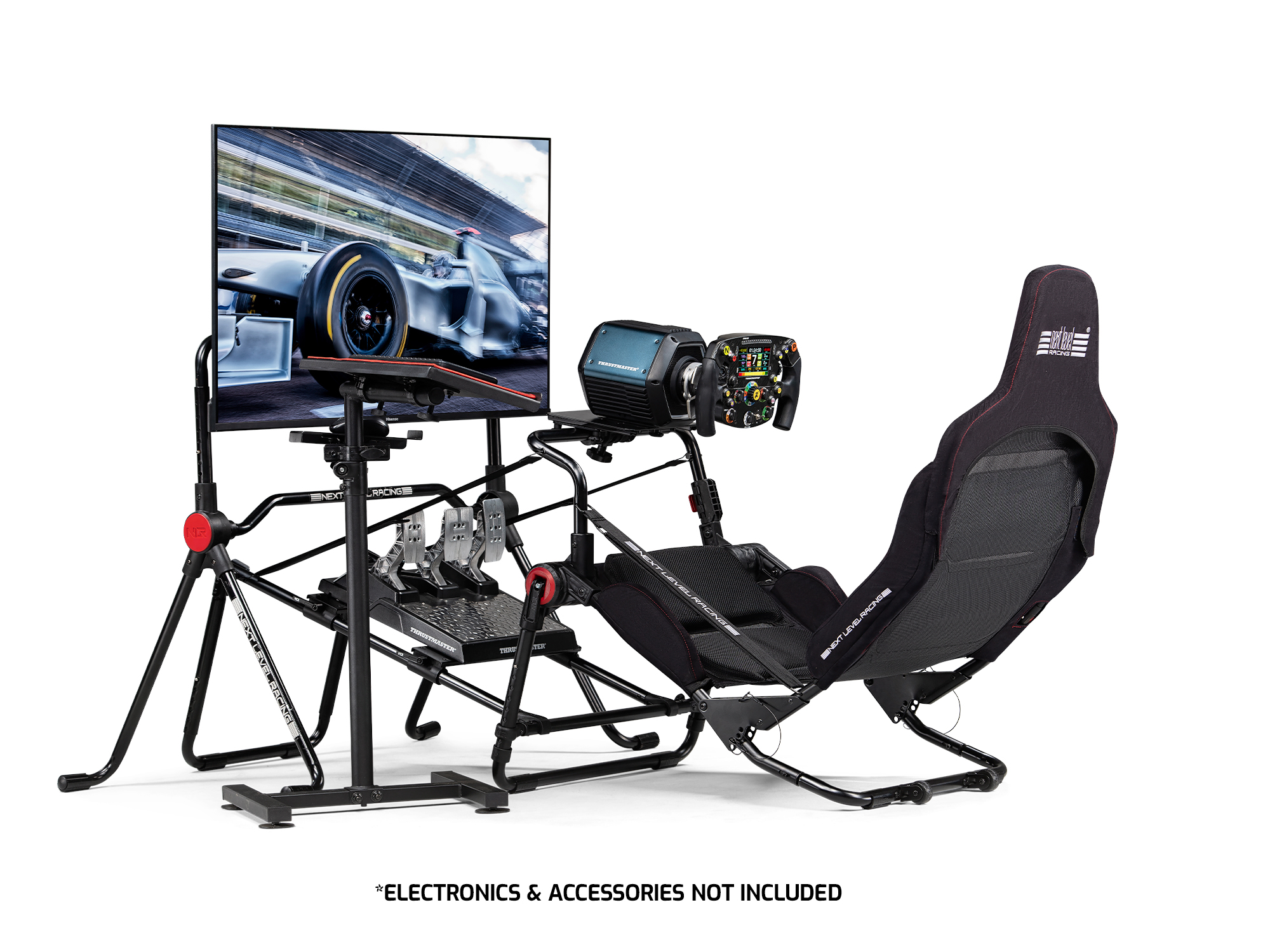 Rennsimulator mit großem Bildschirm, Lenkrad, Pedalen und Sitz.