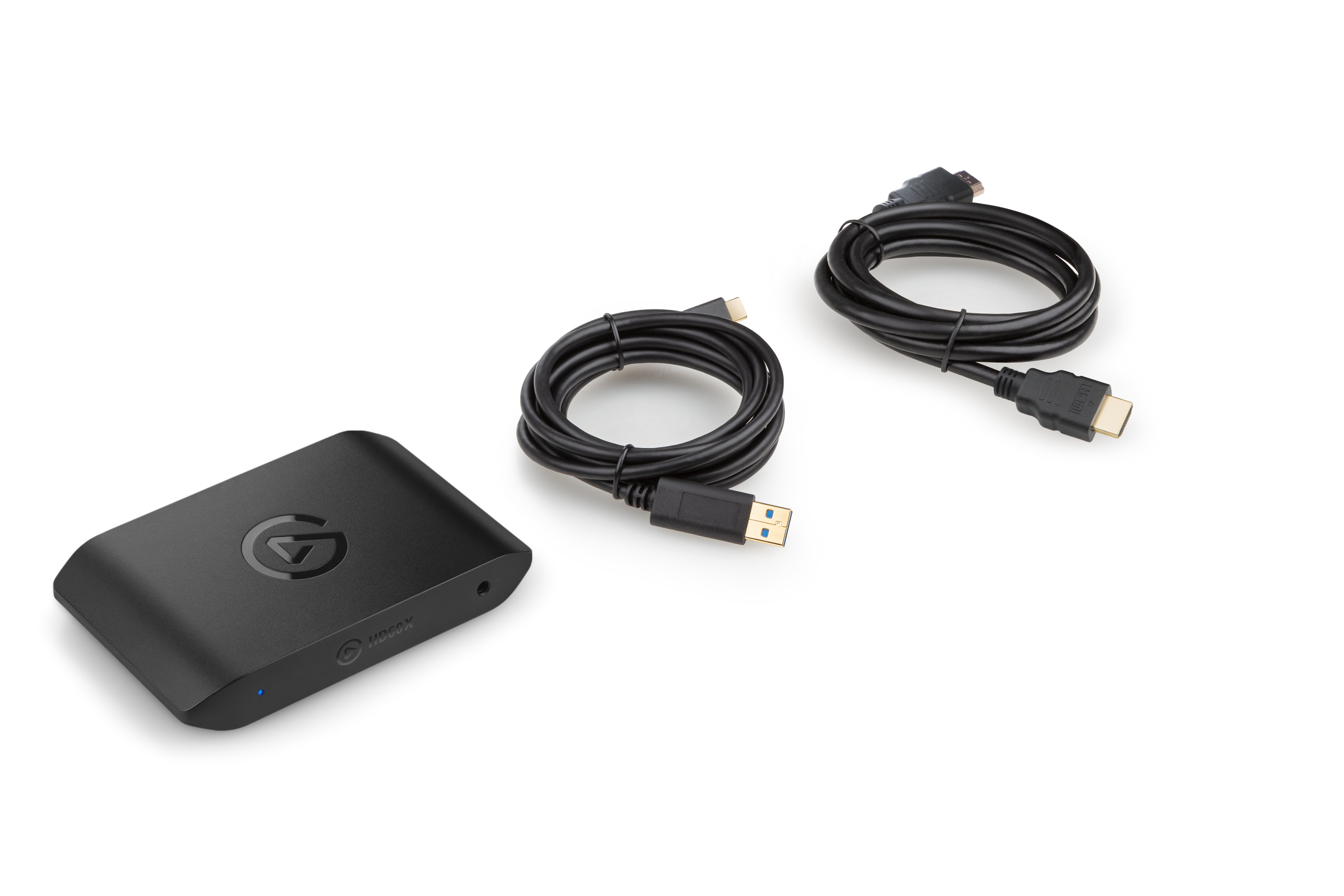 Czarna karta przechwytująca Elgato z kablami. Zawiera kabel USB i dwa kable HDMI.