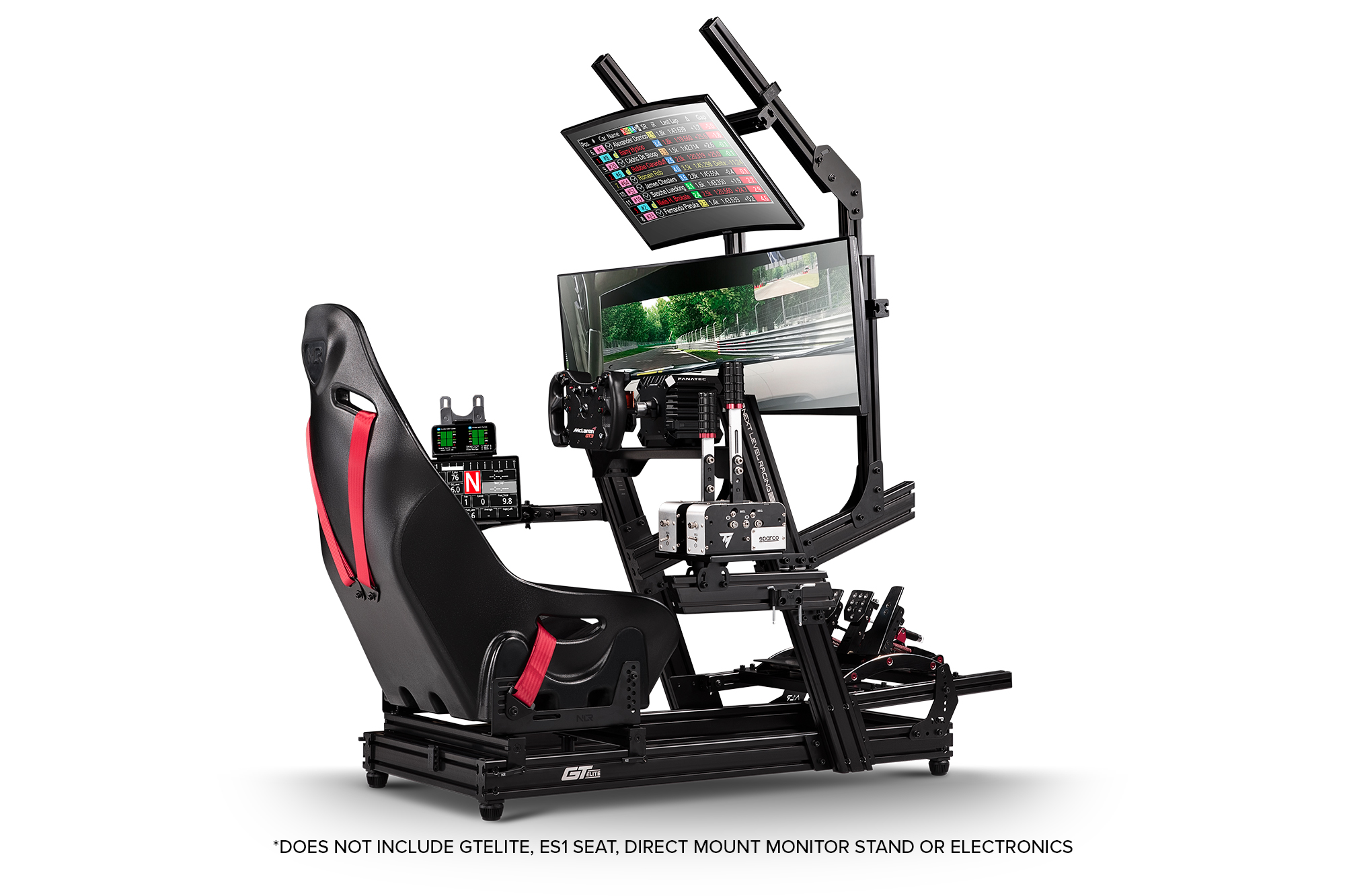 Cabina de simulador de carreras negra con monitores, asiento y volante, sobre fondo blanco.