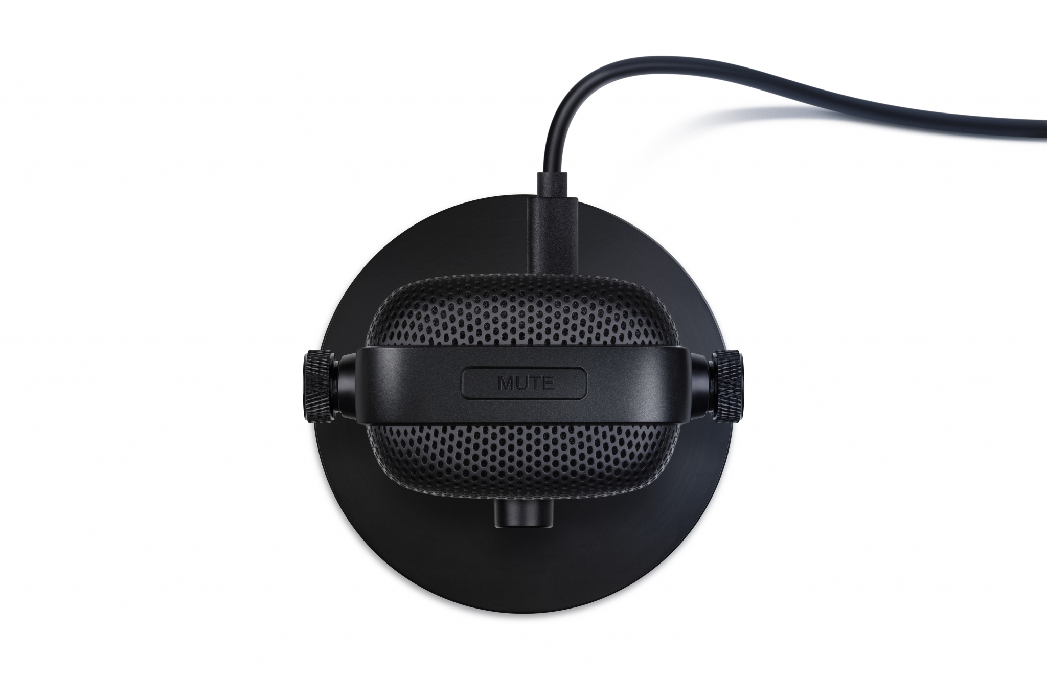 Czarny mikrofon na białym tle, z przyciskiem wyciszania. Dołączony jest kabel.