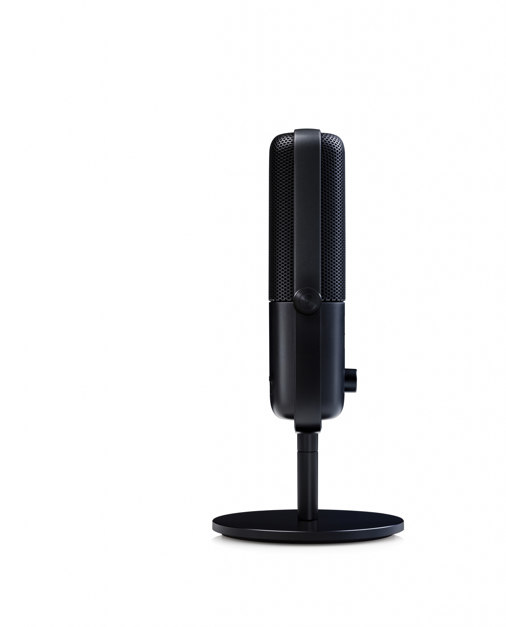 Czarny mikrofon na statywie, widok z boku, na białym tle.