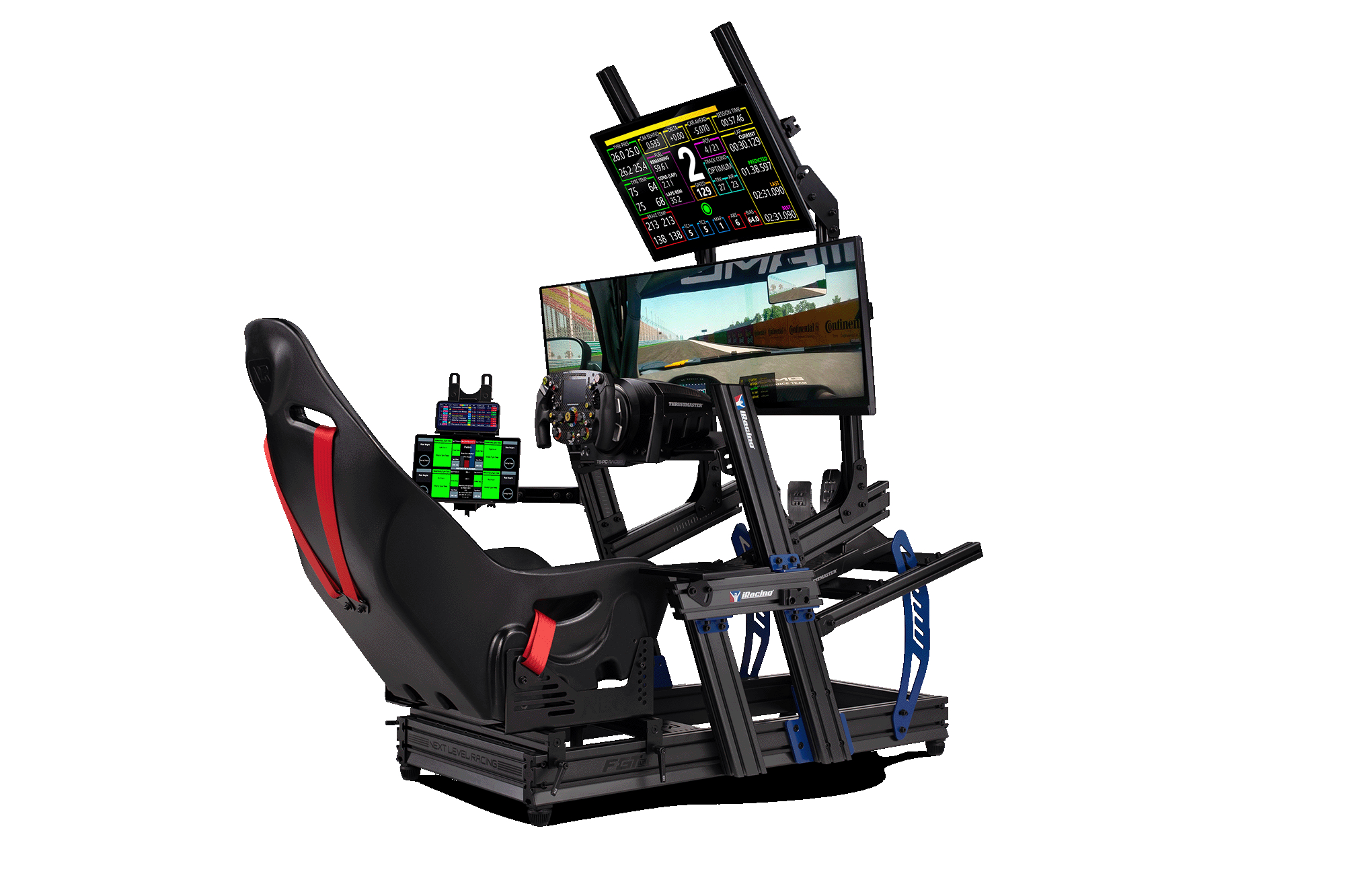 Configuración de simulador de carreras. Asiento de carreras negro, múltiples pantallas, volante y pedales. Fondo blanco.
