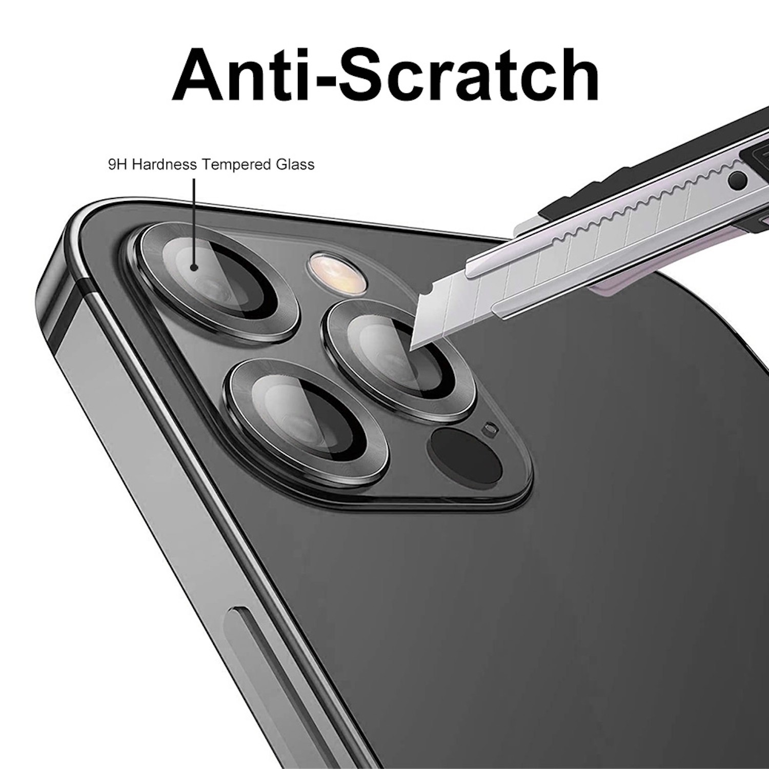 Telefonrückseite mit Dreifachkamera und Messer. Text: Anti-Kratzer. Schwarzes Telefon, glänzende Oberfläche.