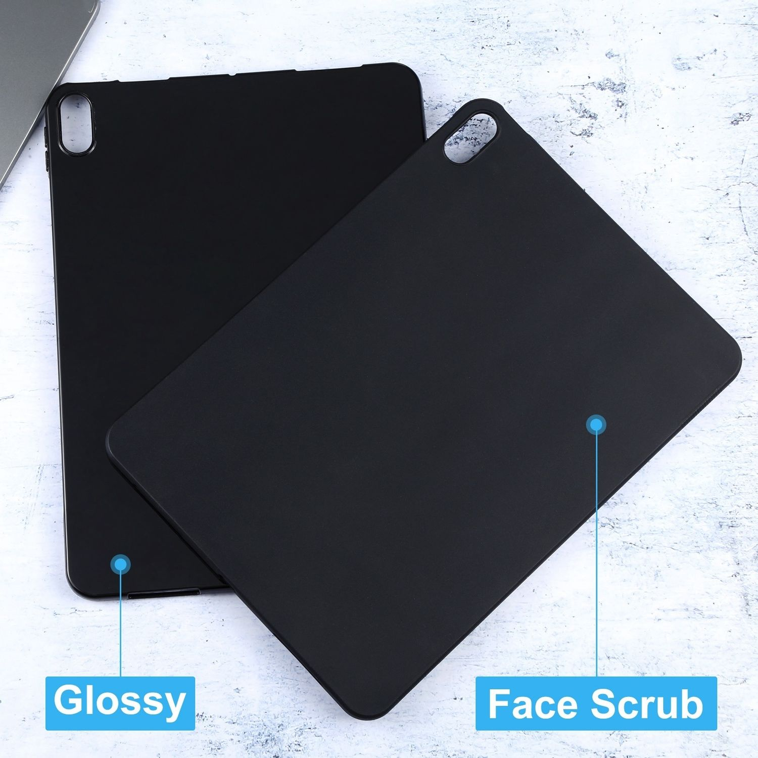 Zwei schwarze Tablet-Hüllen, eine glänzend und eine mit einer Gesichtsscrub-Textur, mit Pfeilen beschriftet.
