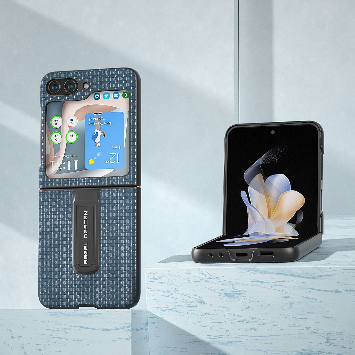 Faltbares Smartphone in einer Hülle. Geöffnet, mit Frontdisplay und Rückseite mit Bildschirm.