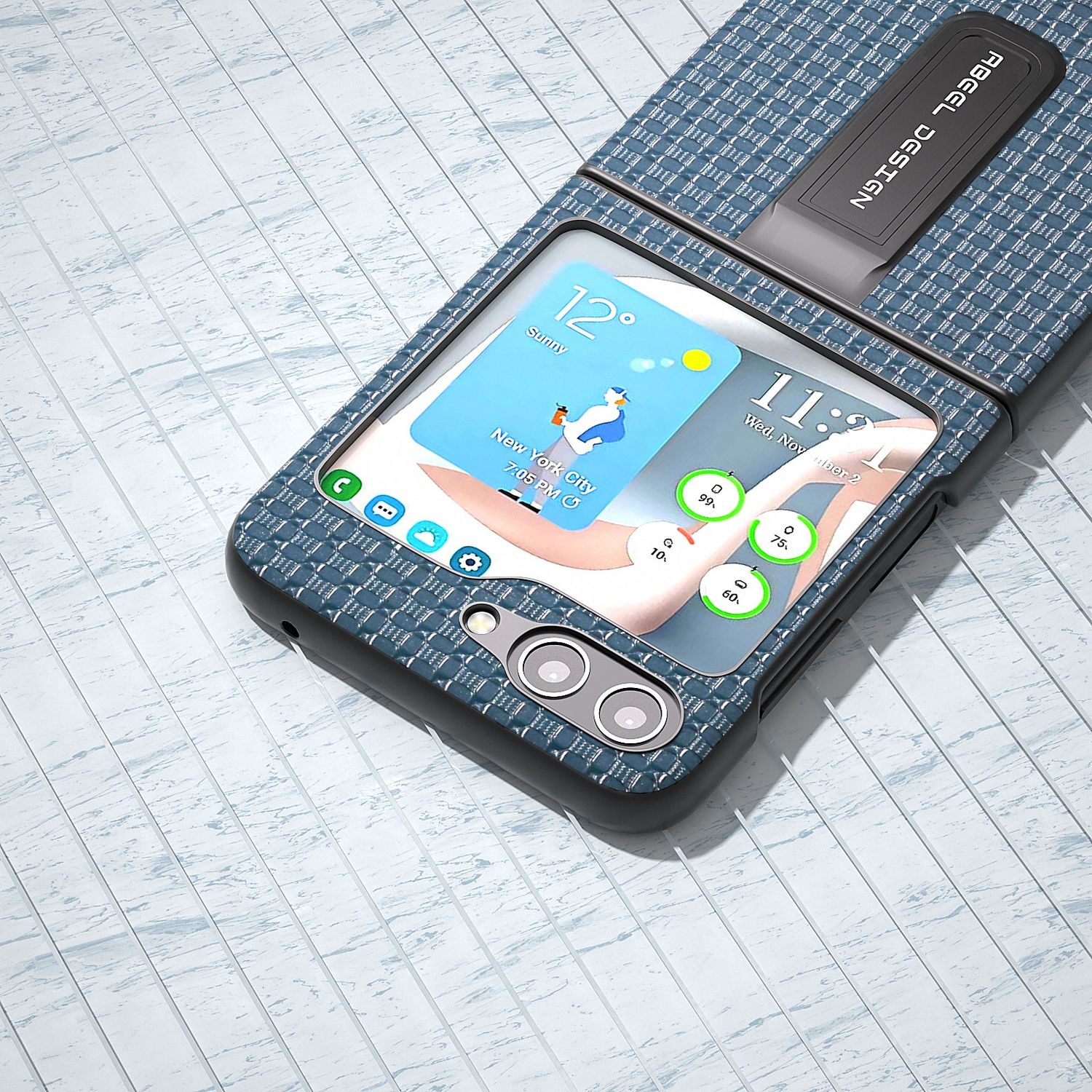 Offenes Telefon mit blauem Gehäuse, das eine Wetter-App zeigt. Das Telefon befindet sich auf einer Fliesenoberfläche.