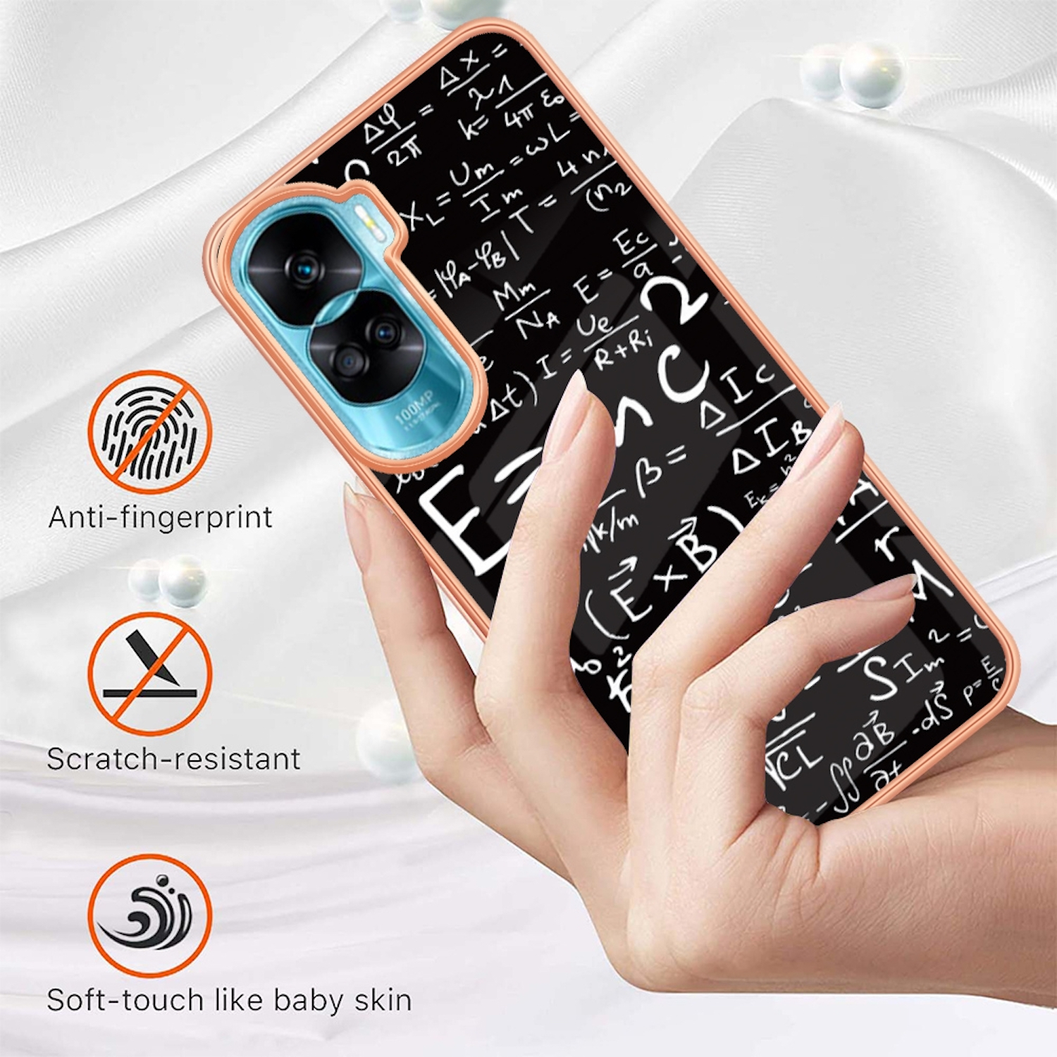 Eine Handyhülle mit mathematischem Formeldesign, gehalten von einer Hand. Icons zeigen Anti-Fingerabdruck, Kratzfestigkeit und Soft-Touch.