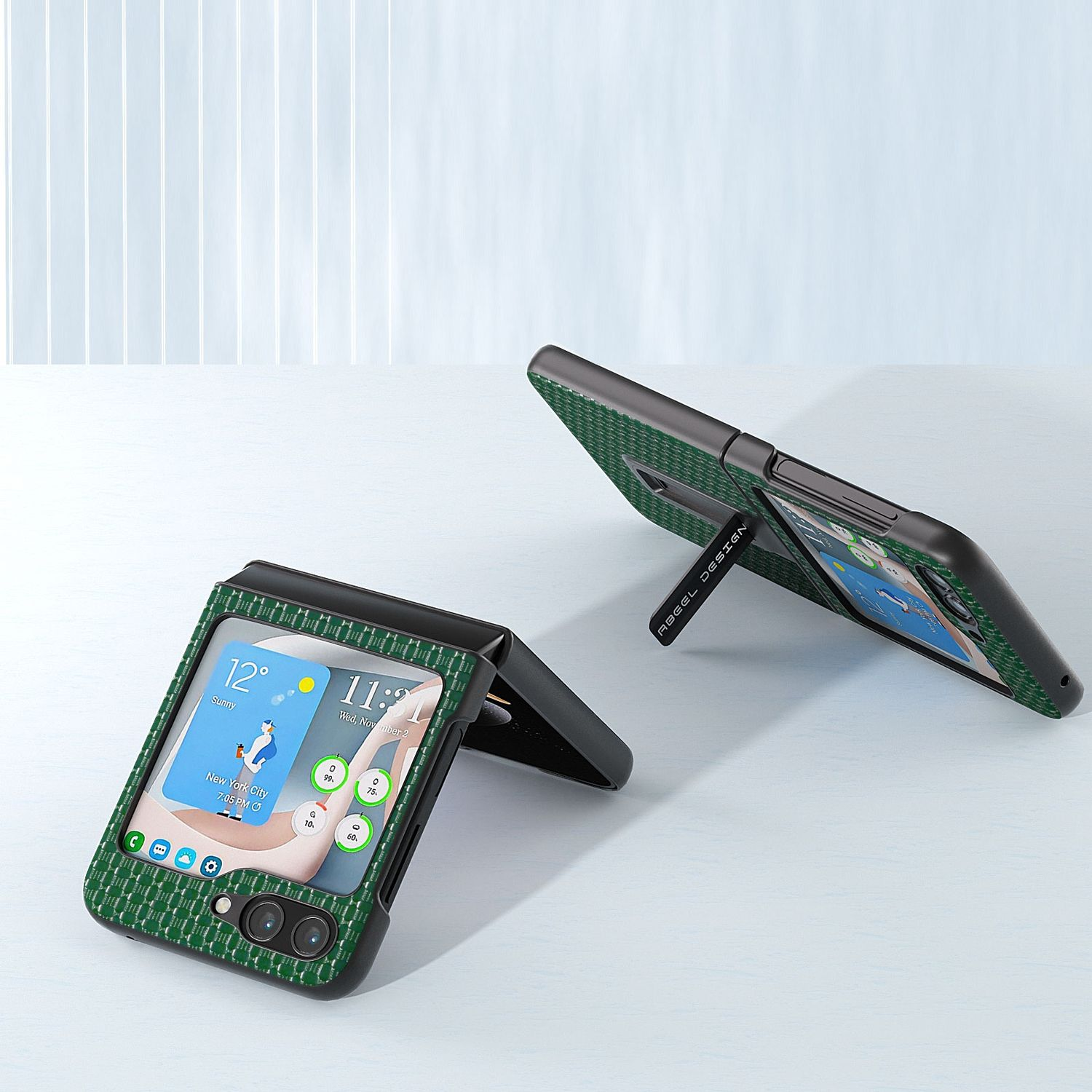 Dos teléfonos plegables abiertos sobre una mesa. Los teléfonos tienen una funda verde estampada.