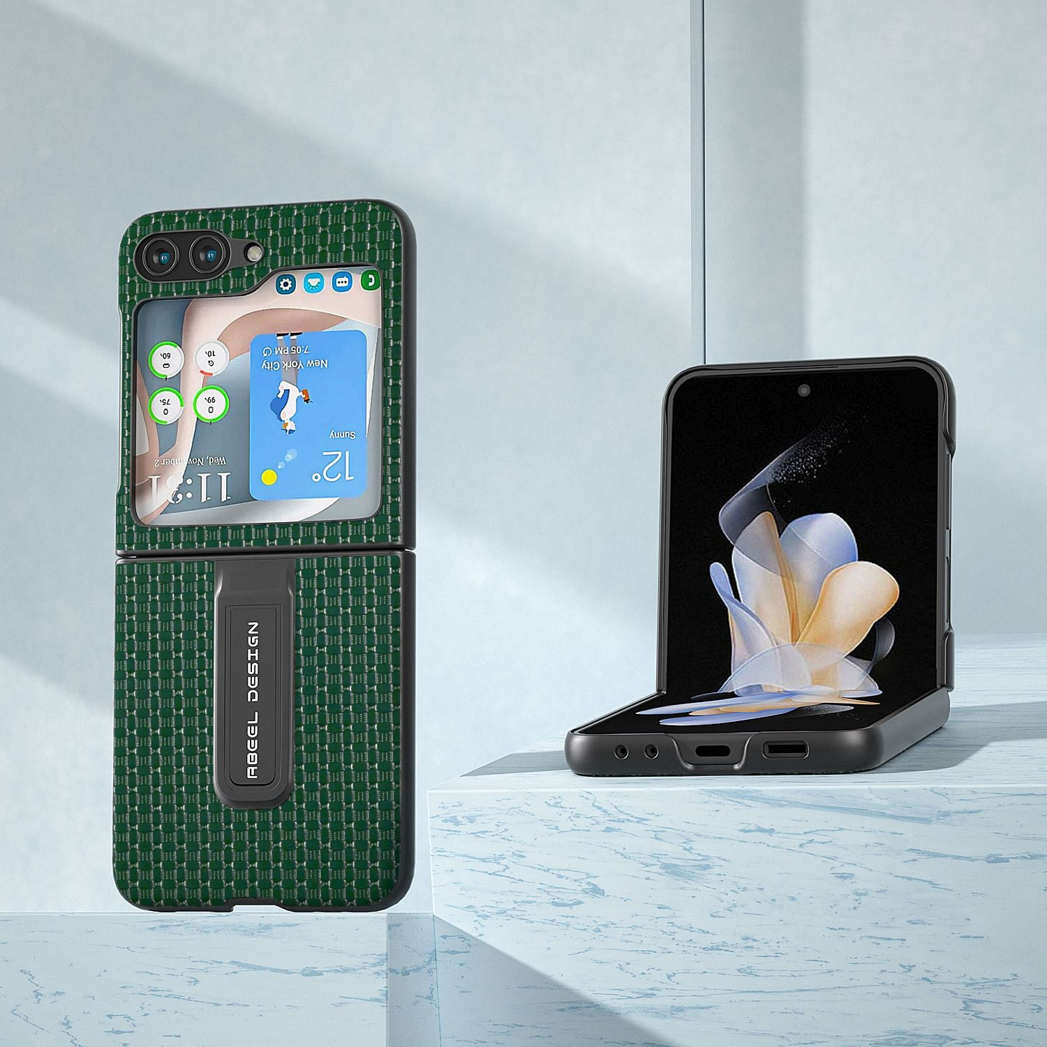 Una funda verde para teléfono con un widget del tiempo, junto a un teléfono abierto.