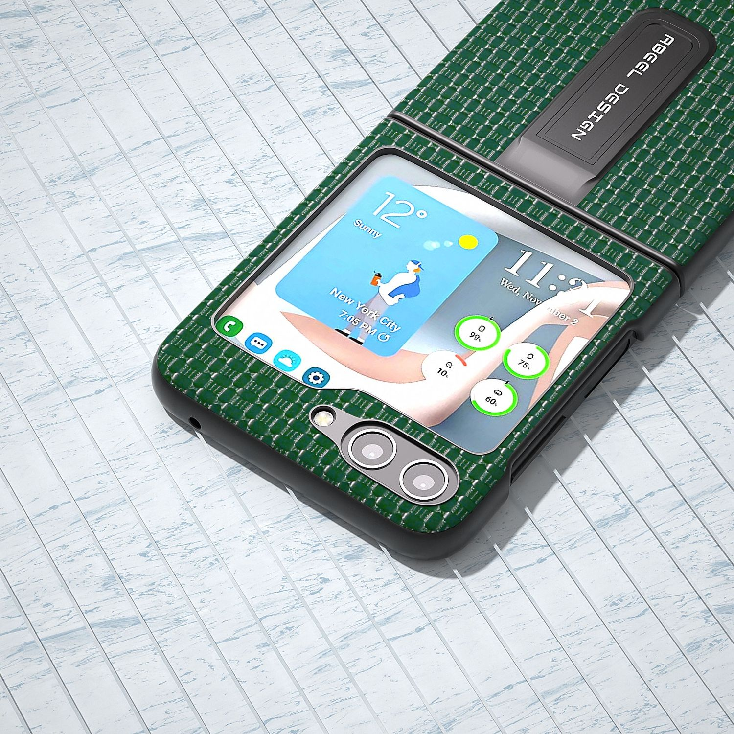 Teléfono verde plegable abierto en mesa. Muestra app del tiempo. Fondo de baldosas blancas. Logo ABEL DESIGN.