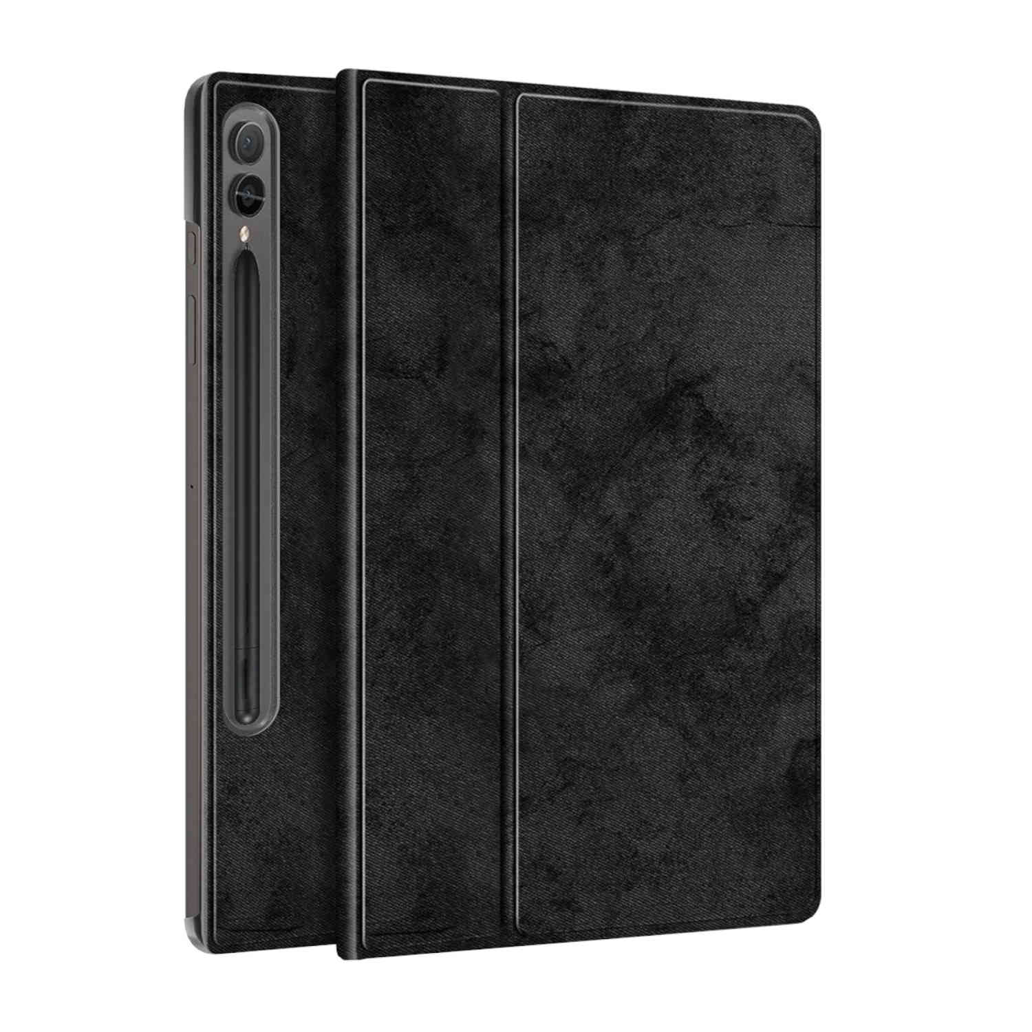 Eine schwarze Tablethülle mit einem Stift, die das Design und die Haltefunktionen zeigt.