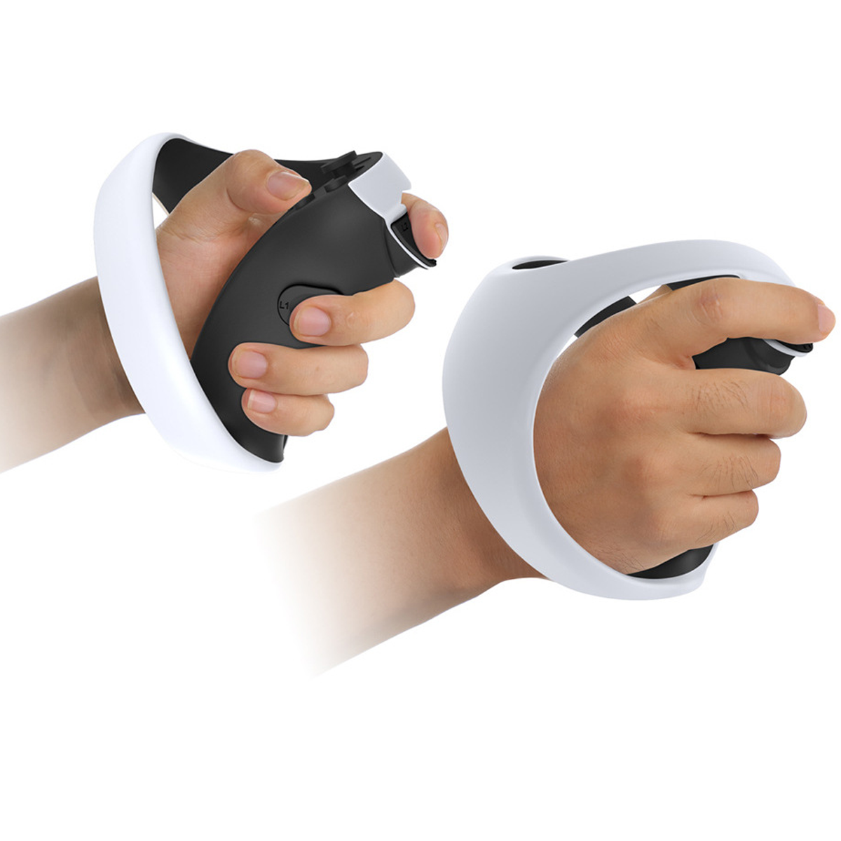 Zwei Hände halten VR-Controller, die Controller sind schwarz und weiß, mit einem weißen Riemen.