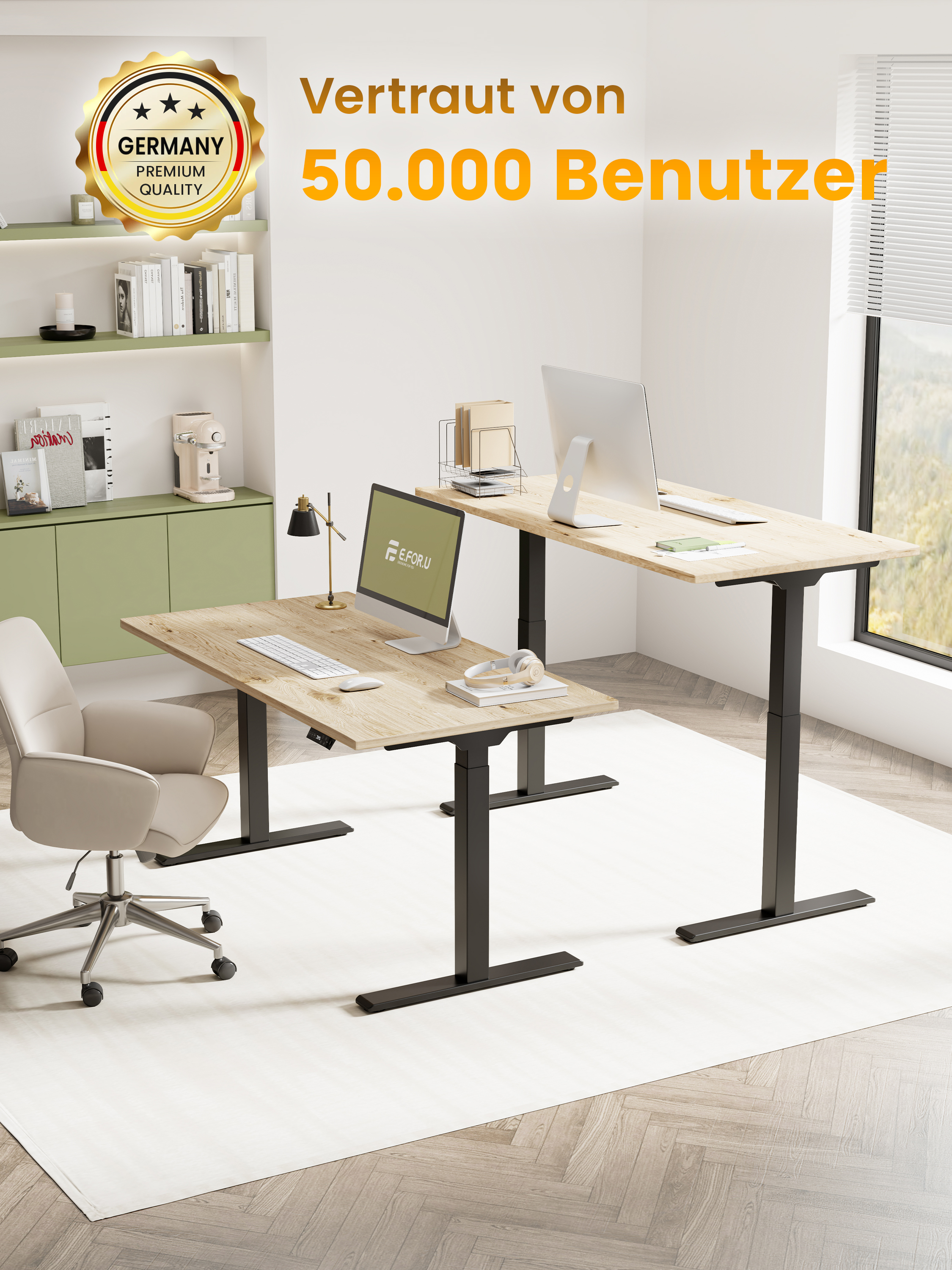 Zwei hellfarbene Schreibtische mit verstellbaren Beinen. Ein Schreibtischstuhl davor. Schriftzug: 50.000 Benutzer.