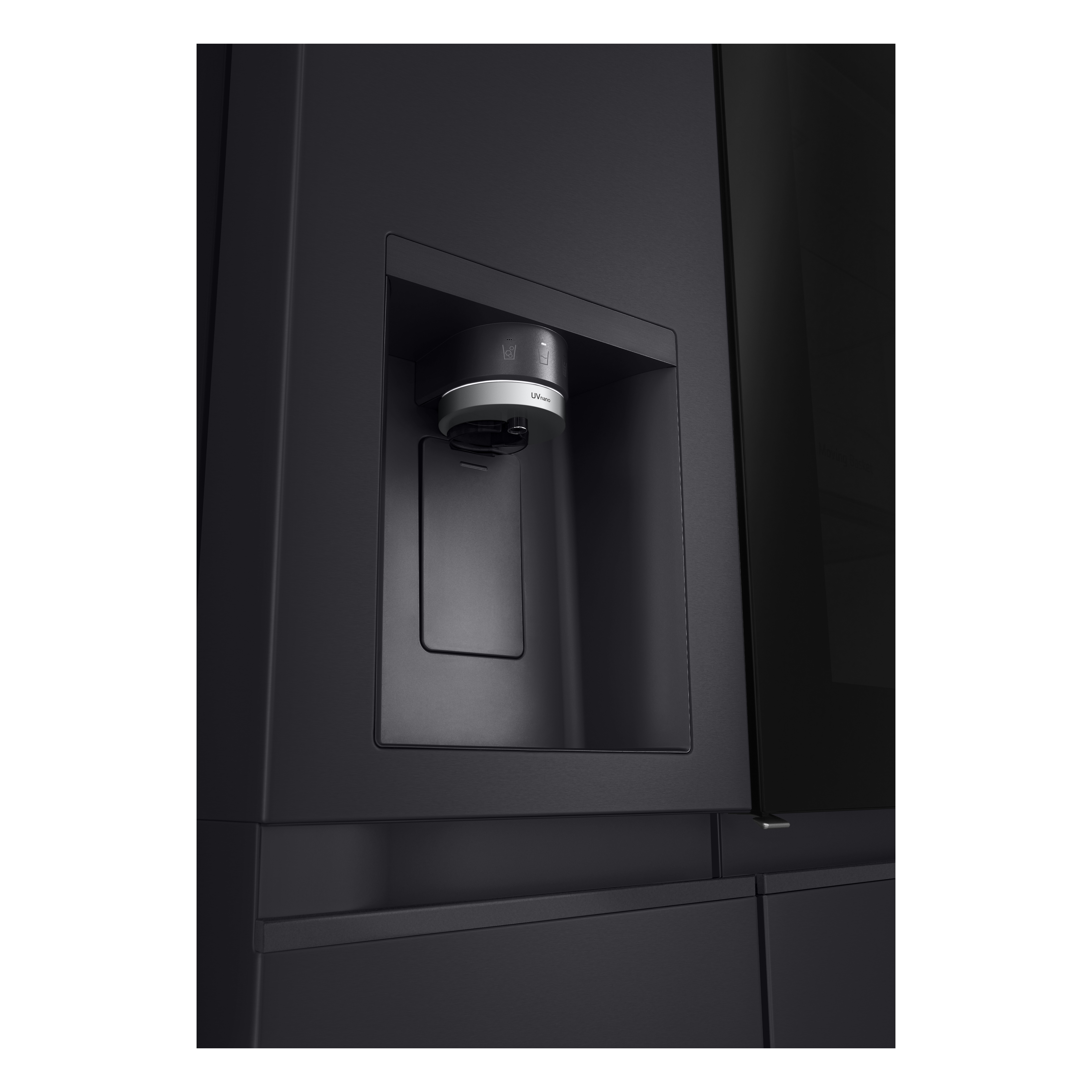 Zbliżenie czarnego dozownika wody w lodówce, ze srebrnym akcentem.