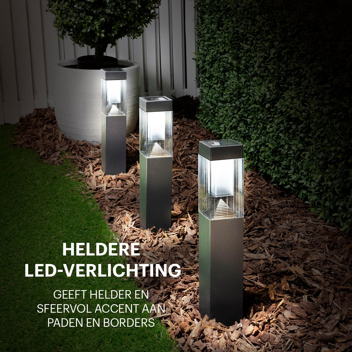 Three outdoor lights illuminate a yard. Text on the image: Heldere LED-verlichting geeft helder en sfeervol accent aan paden en borders.