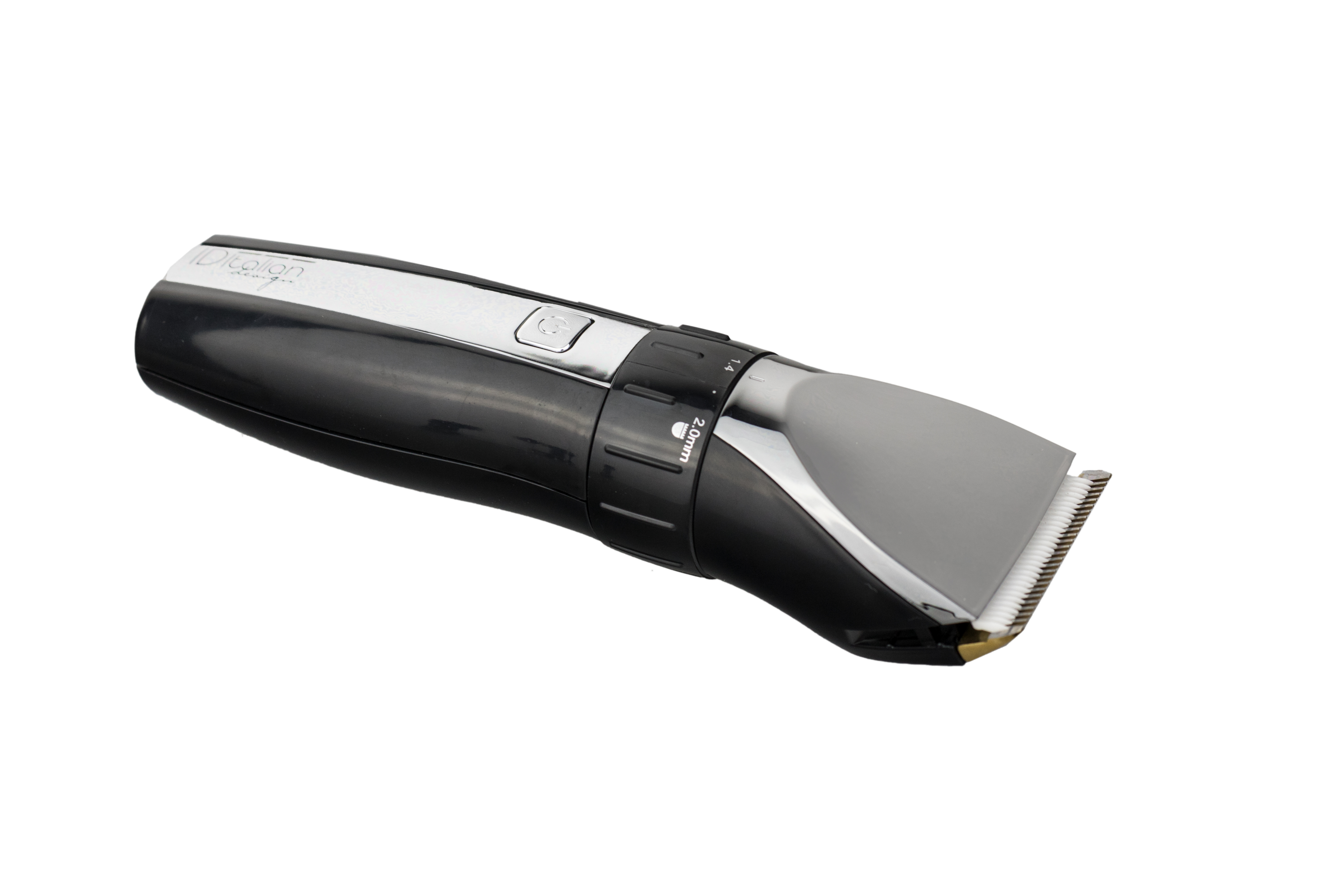 Czarna i srebrna maszynka do włosów, pod kątem, na białym tle, z widocznym ostrzem i pokrętłem regulacji.