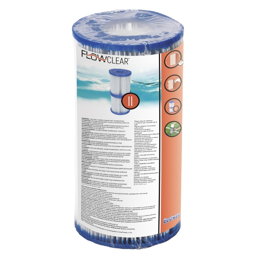 Een cilindrische zwembadfilter in plastic verpakking. Tekst staat op de filter gedrukt.