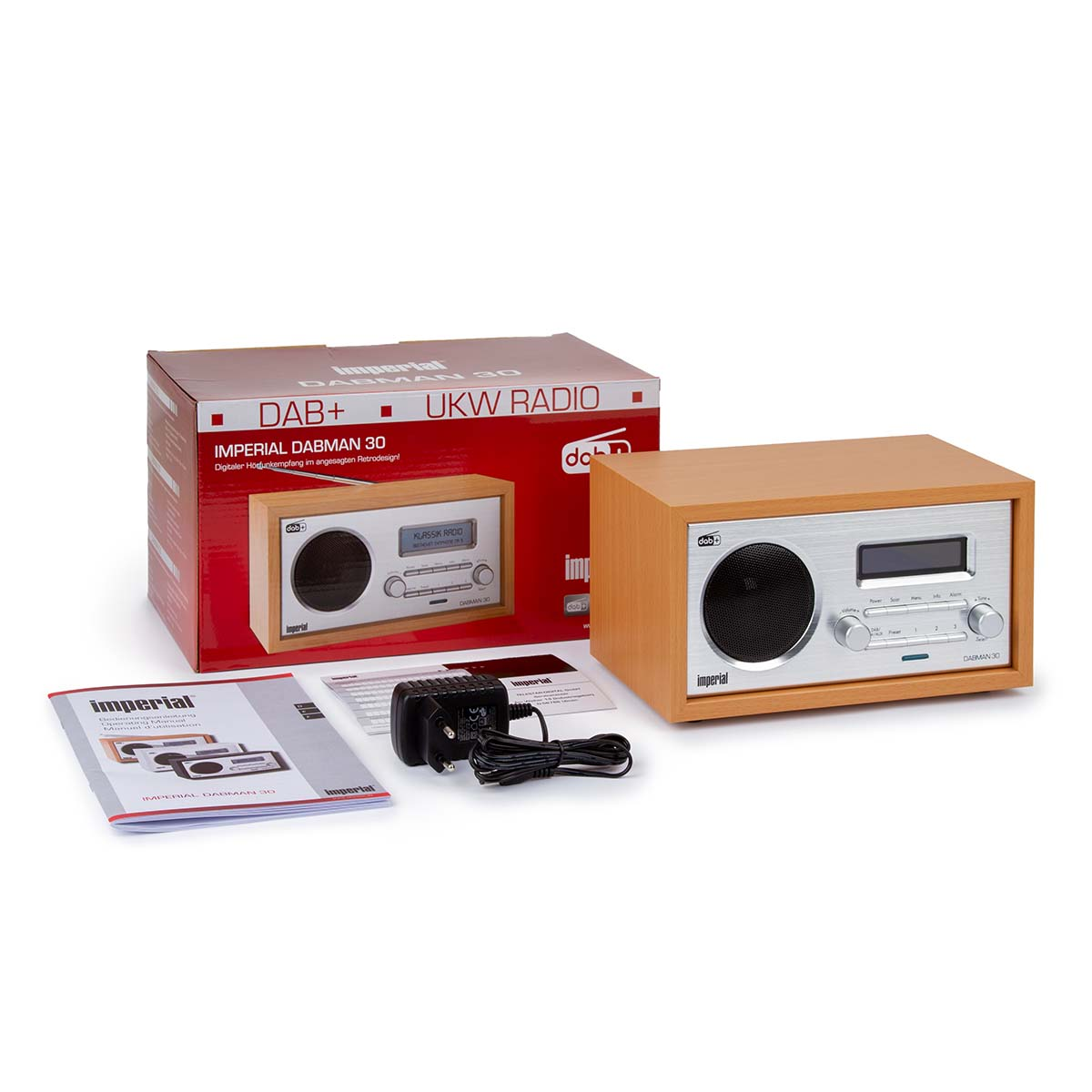 Radio w drewnianej obudowie i pudełku z tekstem. Akcesoria. Białe tło.