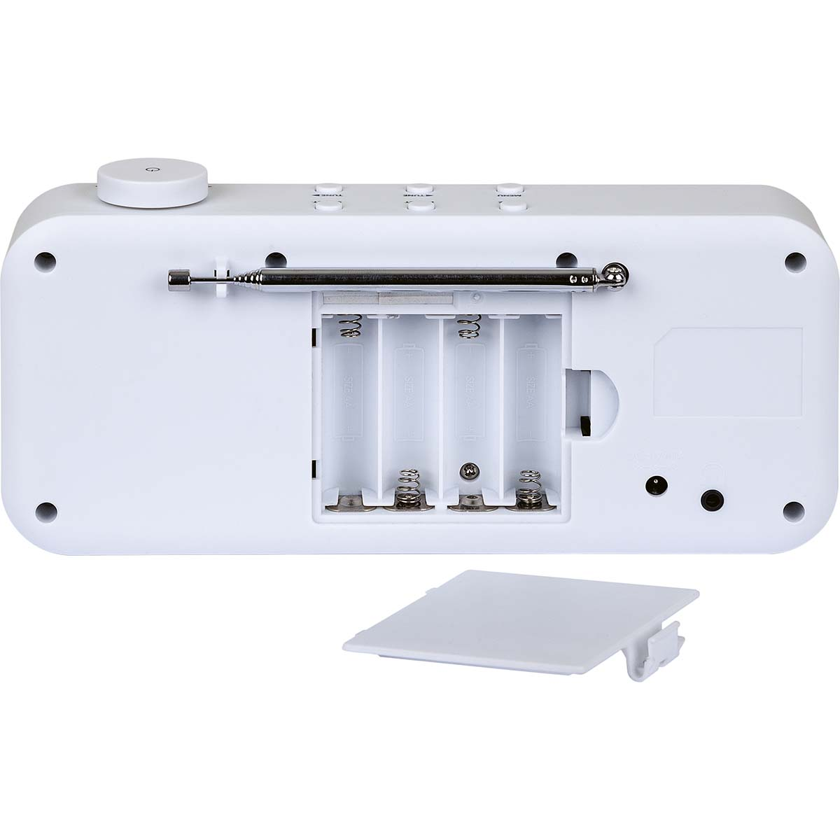 Biały zegar cyfrowy. Otwarty schowek na baterie, widoczne baterie.