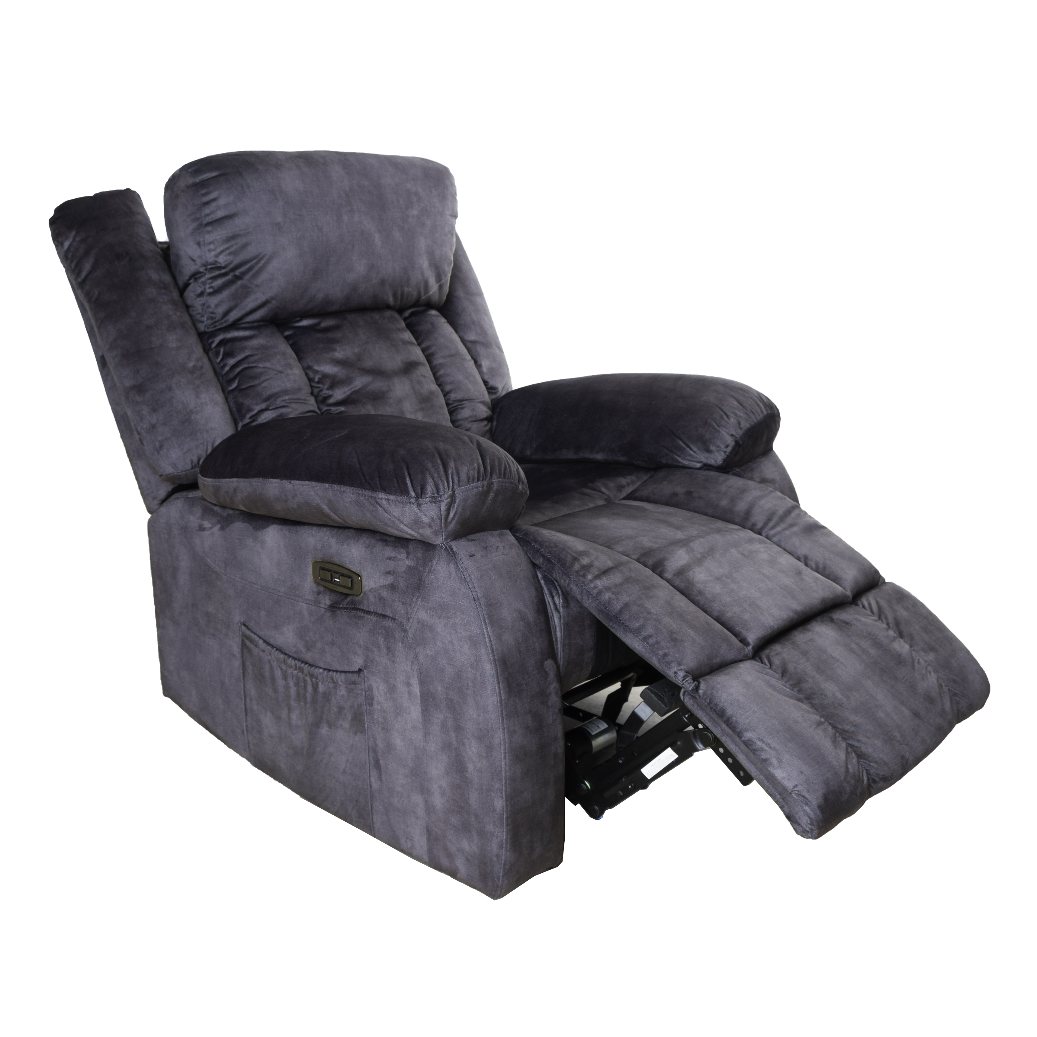 Una silla reclinable gris extendida. Tiene reposacabezas, reposabrazos y un bolsillo. Sobre fondo blanco.