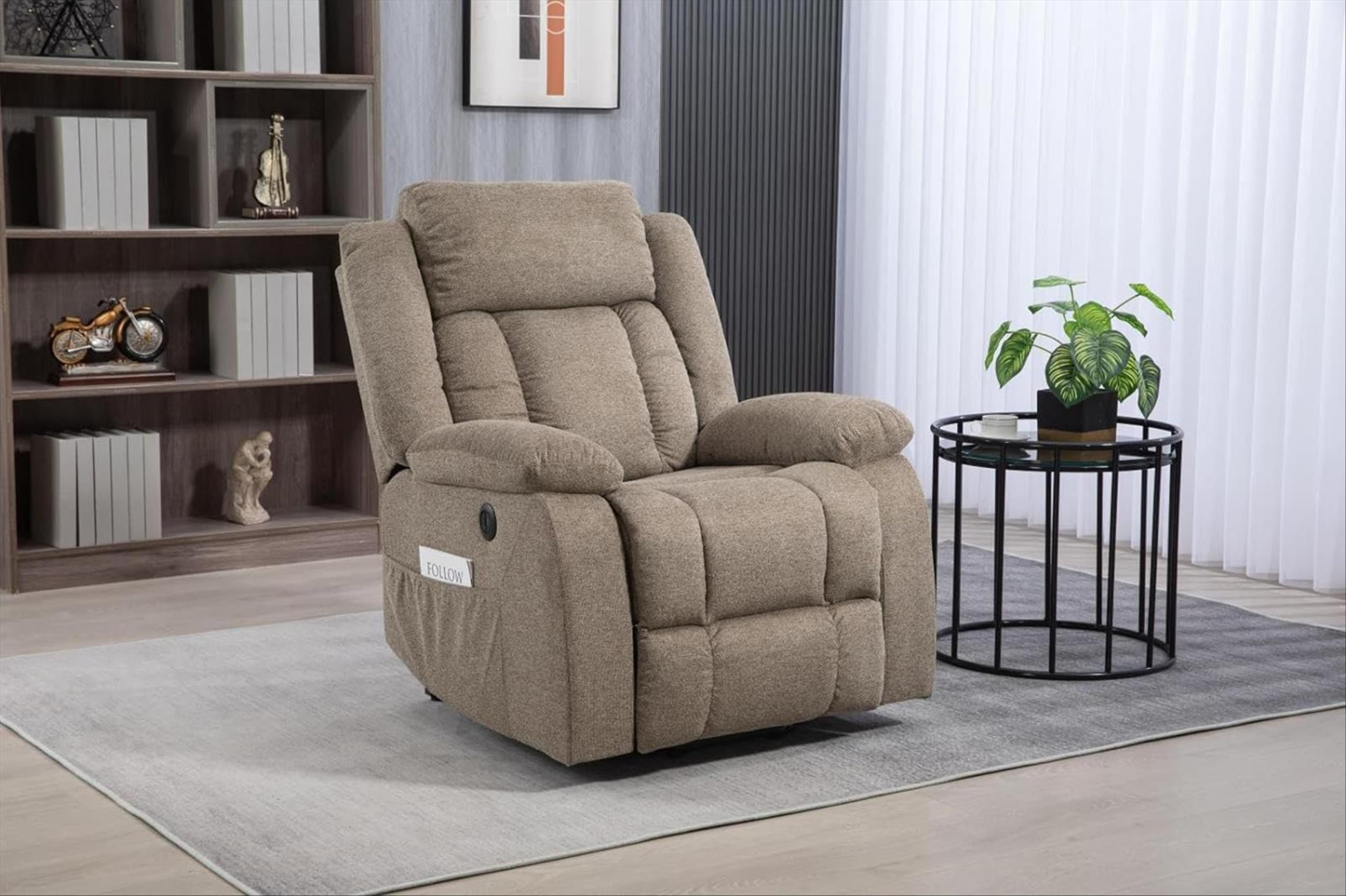 Un sillón reclinable beige con una mesa auxiliar. Una estantería en el fondo.