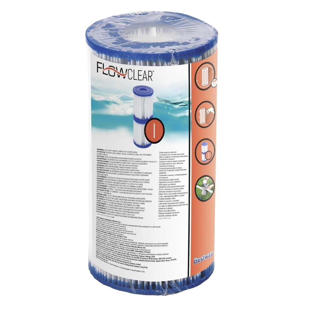 Un filtre de piscine cylindrique dans un emballage plastique. Du texte est imprimé sur le filtre.