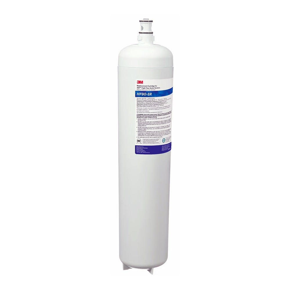 Eine weiße Wasserfilterpatrone mit blauem Etikett. Der Filter ist zylindrisch.