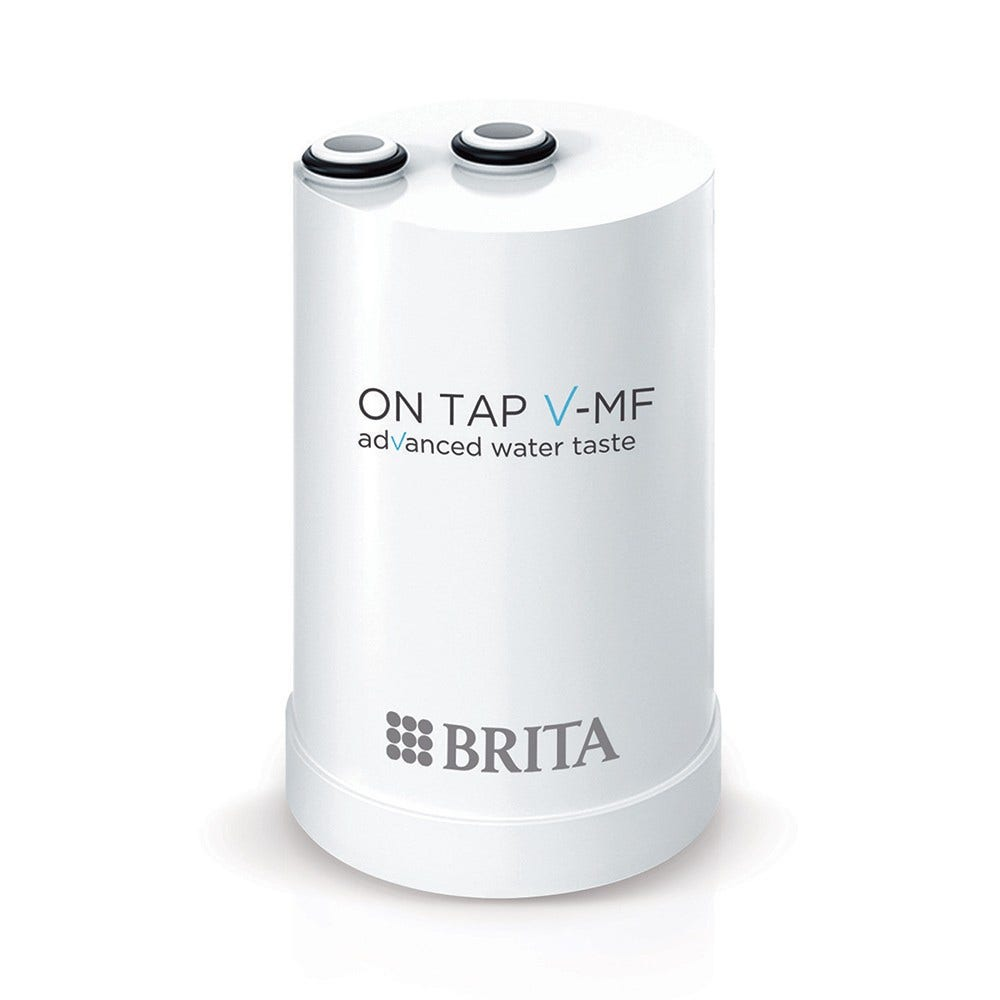 Weißes Wasserfilterpatrone. Es hat zwei schwarze Knöpfe oben und das Brita-Logo vorne.