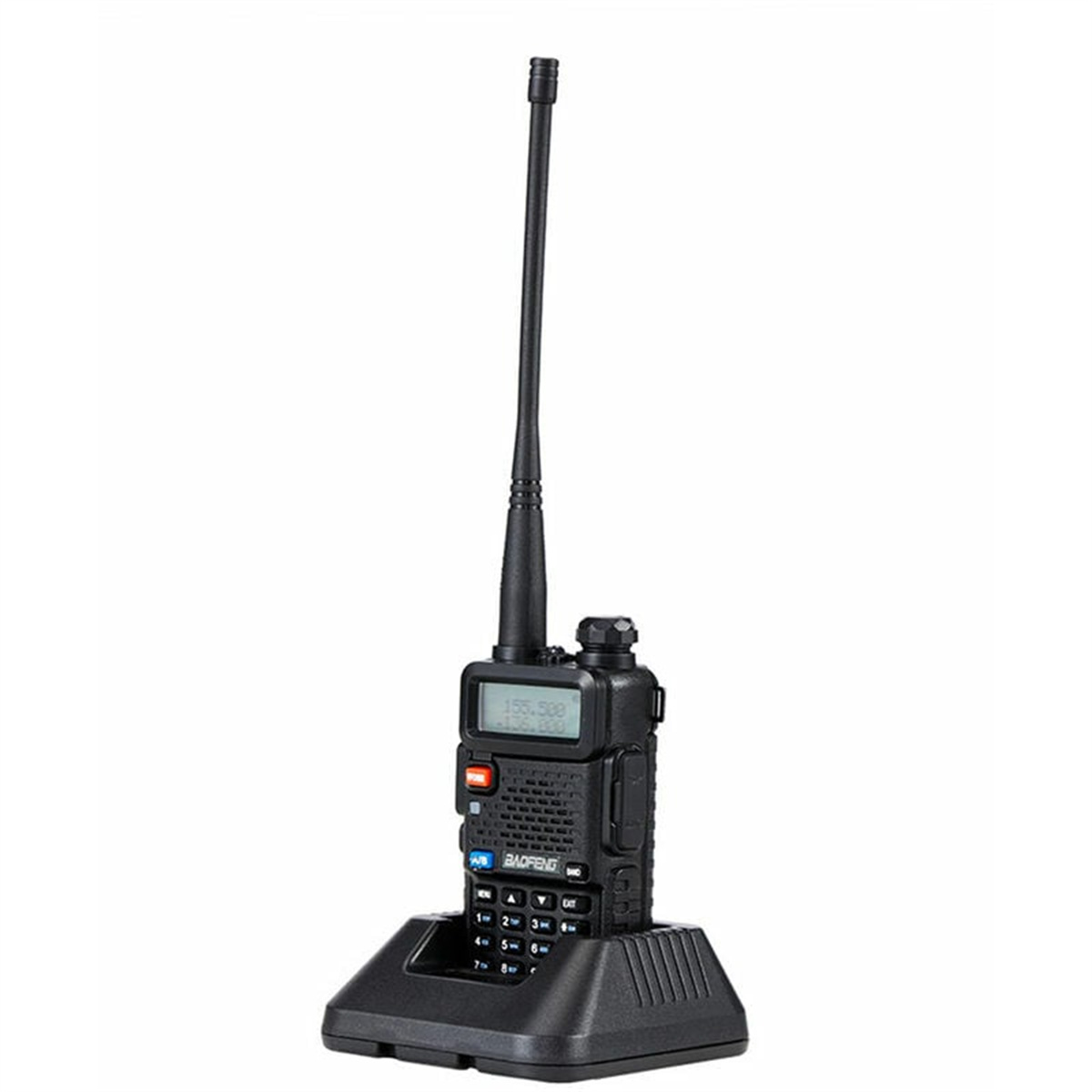 Ein schwarzes Funkgerät mit Antenne auf einer schwarzen Ladestation.