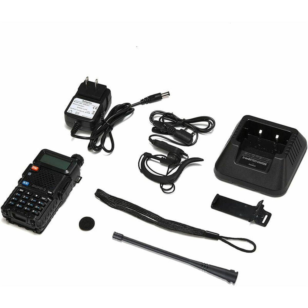 Verschiedenes Walkie-Talkie-Zubehör: Ladegerät, Adapter, Headset, Antenne und Batterieladegerät, alles ordentlich angeordnet.
