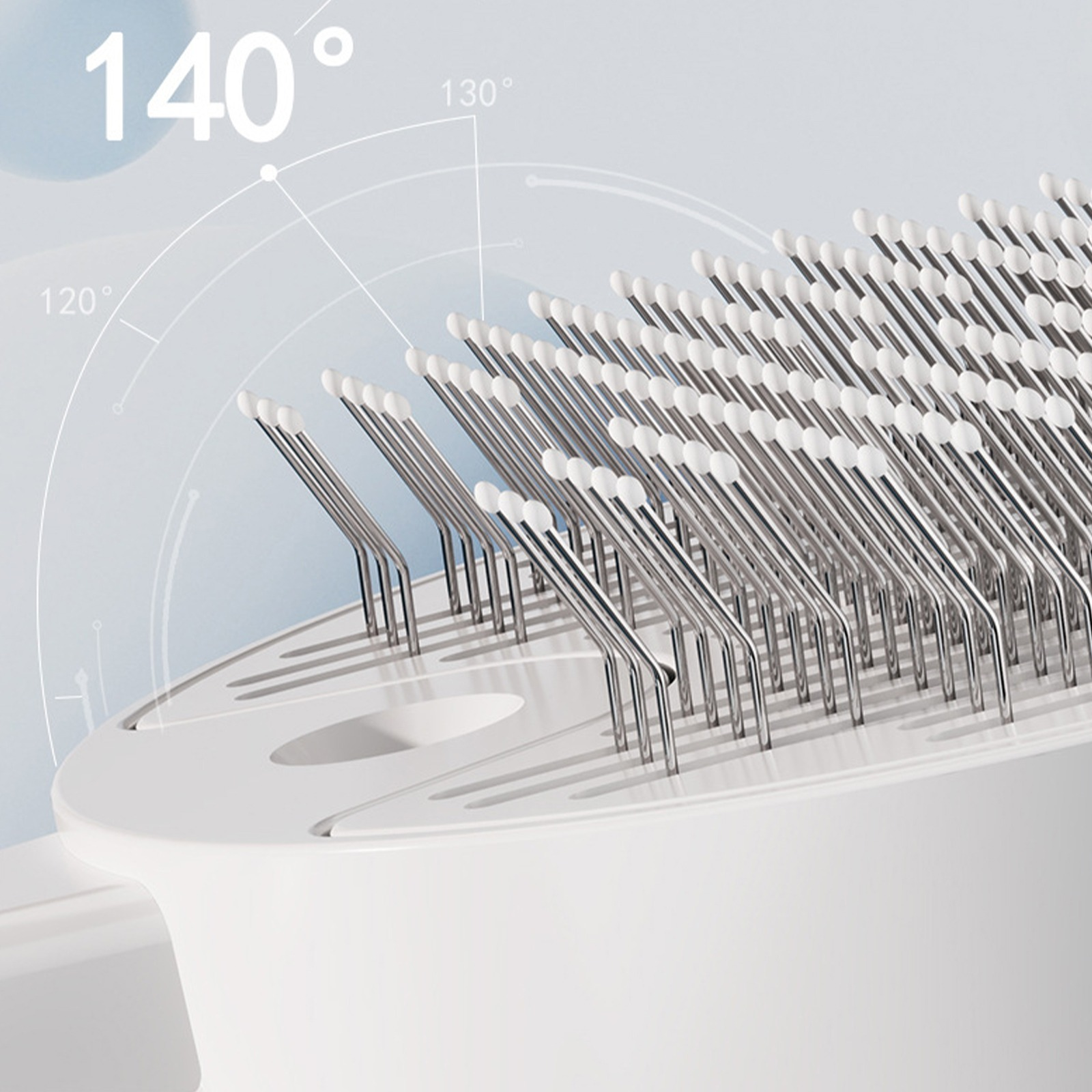 Nahaufnahme einer Haarbürste mit weißen Borsten und abgewinkelten Metallstiften.