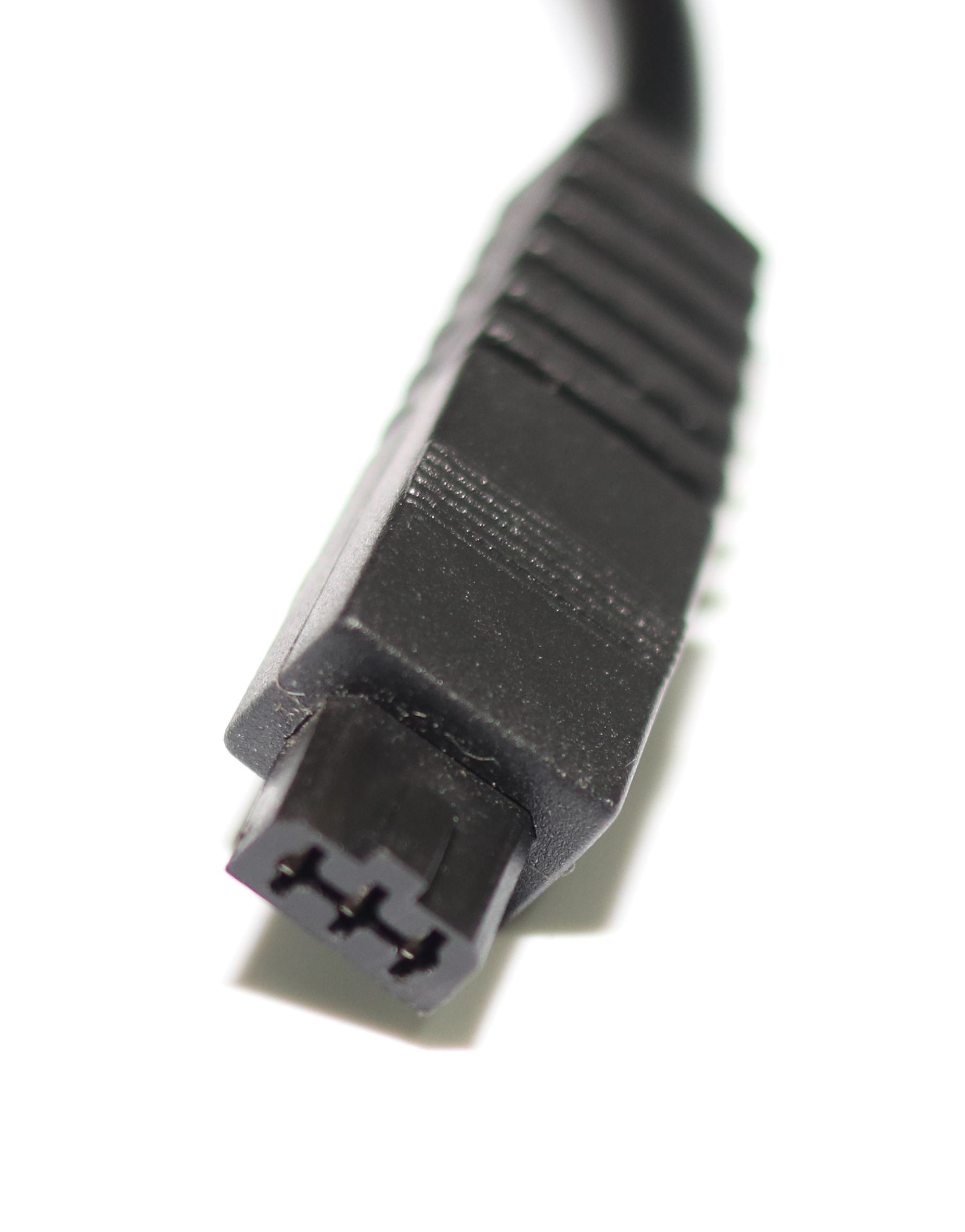 Schwarzer Stecker mit drei Pins. Er ist vor einem weißen Hintergrund abgewinkelt.