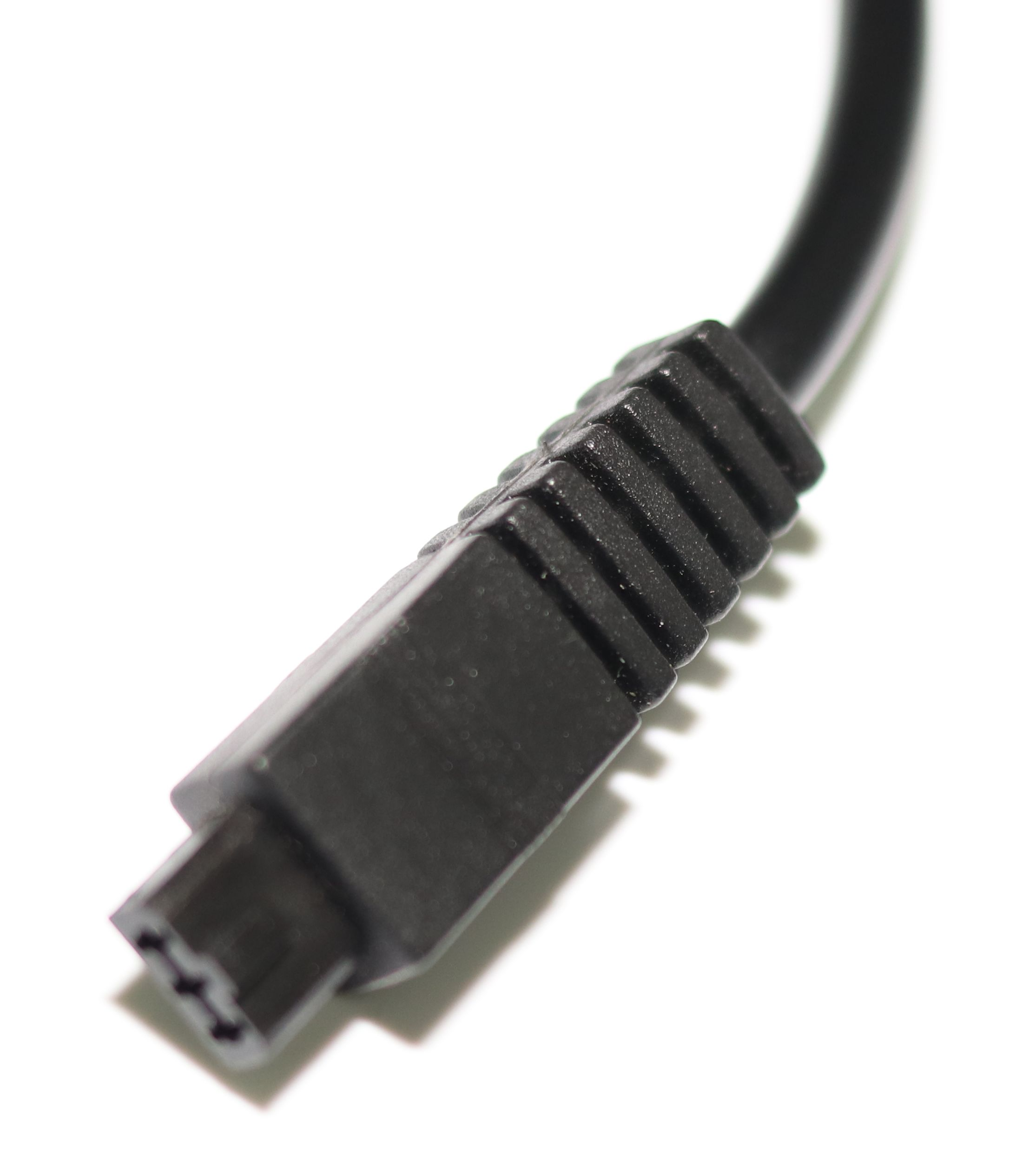 Ein schwarzer Kabelanschluss mit wenigen Pins auf weißem Hintergrund. Das Kabel ist gebogen.