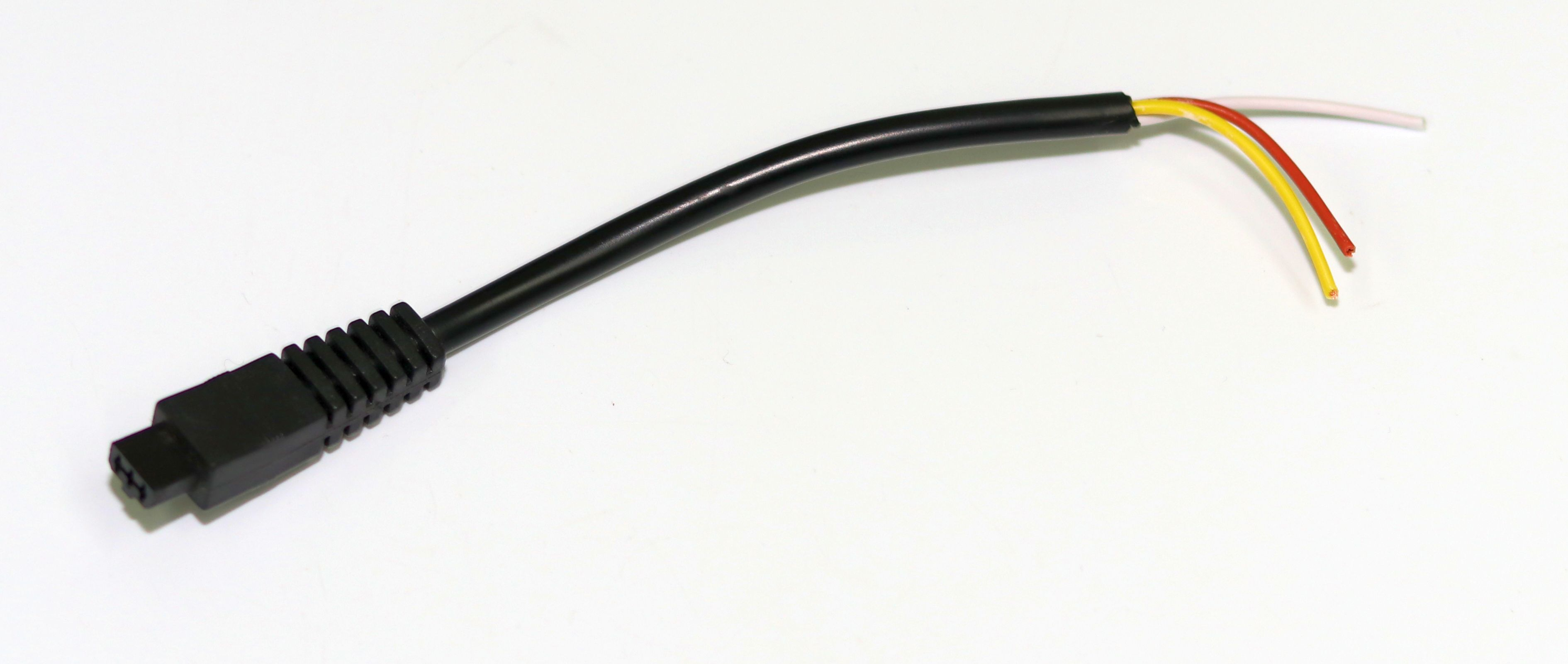Schwarzes Kabel mit Stecker und drei Drähten, weißer Hintergrund. Drähte sind gelb, rot und weiß.
