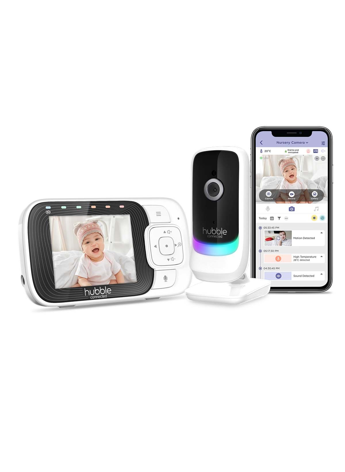 Babyphone mit Bildschirm und Kamera. Ein Smartphone zeigt ein Baby. Weißer Hintergrund.