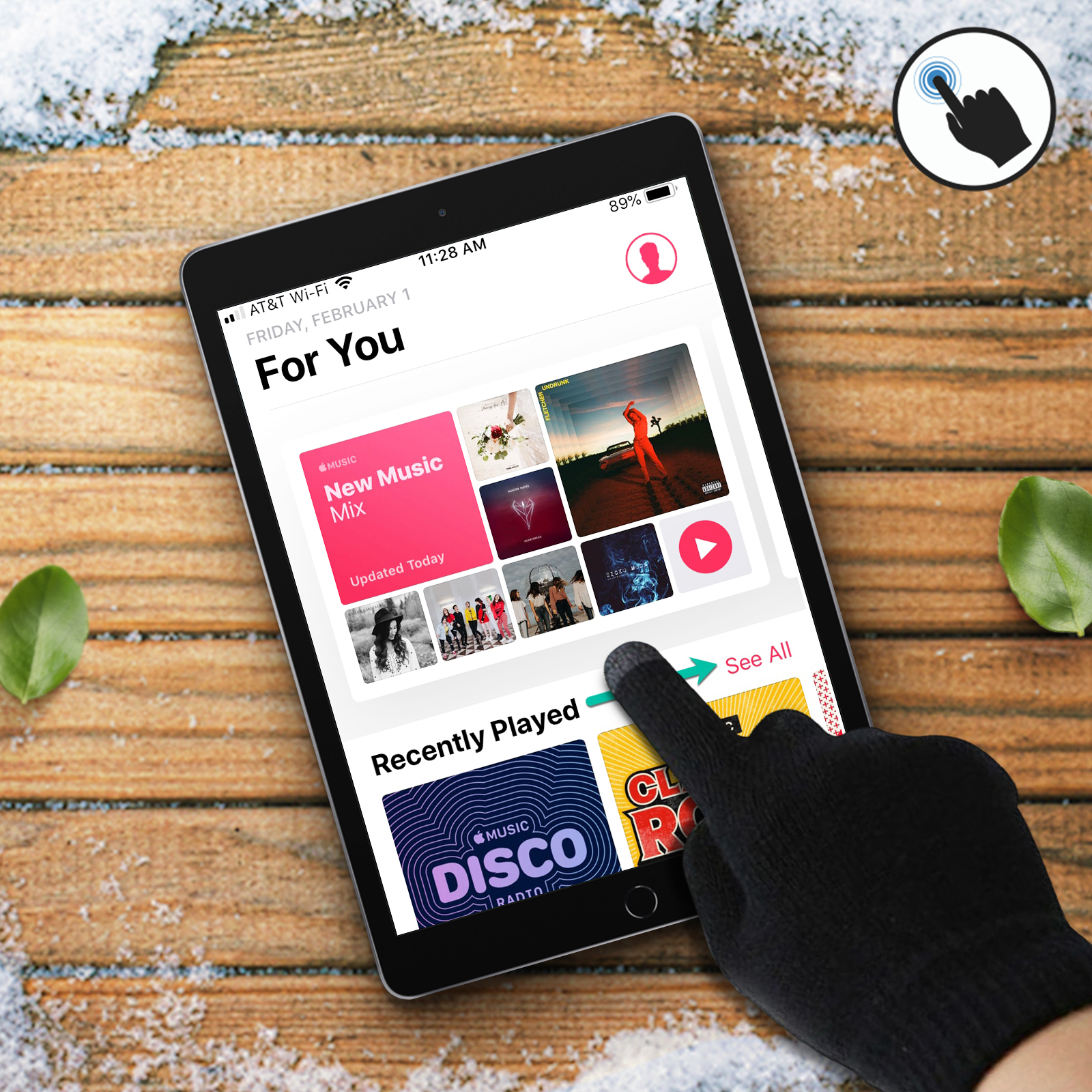 Un iPad su un tavolo di legno mostra un'app musicale. Una mano guantata interagisce con lo schermo.