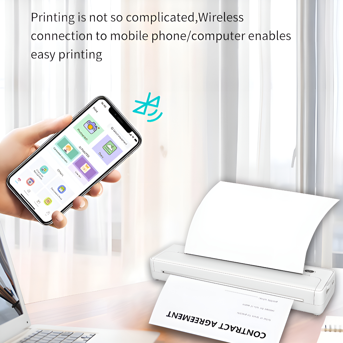 Eine Hand, die ein Telefon hält, das drahtlos mit einem Drucker verbunden ist. Das Telefon zeigt eine App-Oberfläche. Ein Papier wird gedruckt.