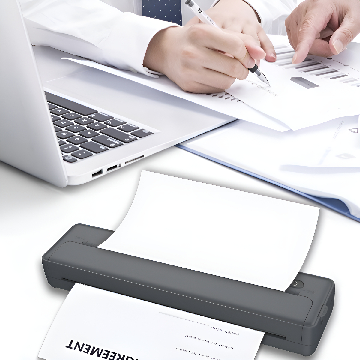 Eine Person schreibt auf ein Papier, und ein Drucker druckt eine Seite mit einer Vertragsvereinbarung.