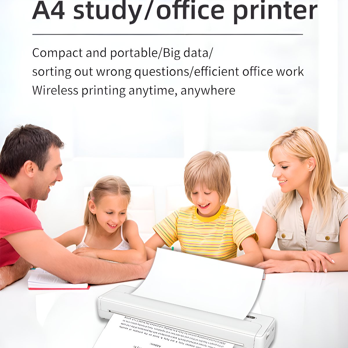 Eine Familie lächelt, während sie ein Papier betrachtet, das von einem Drucker auf einem Tisch ausgedruckt wird.