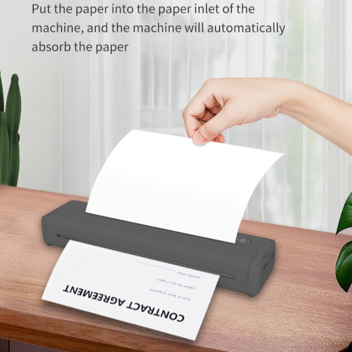 Eine Hand legt ein Papier in einen Drucker. Der Drucker druckt eine Vertragsvereinbarung.