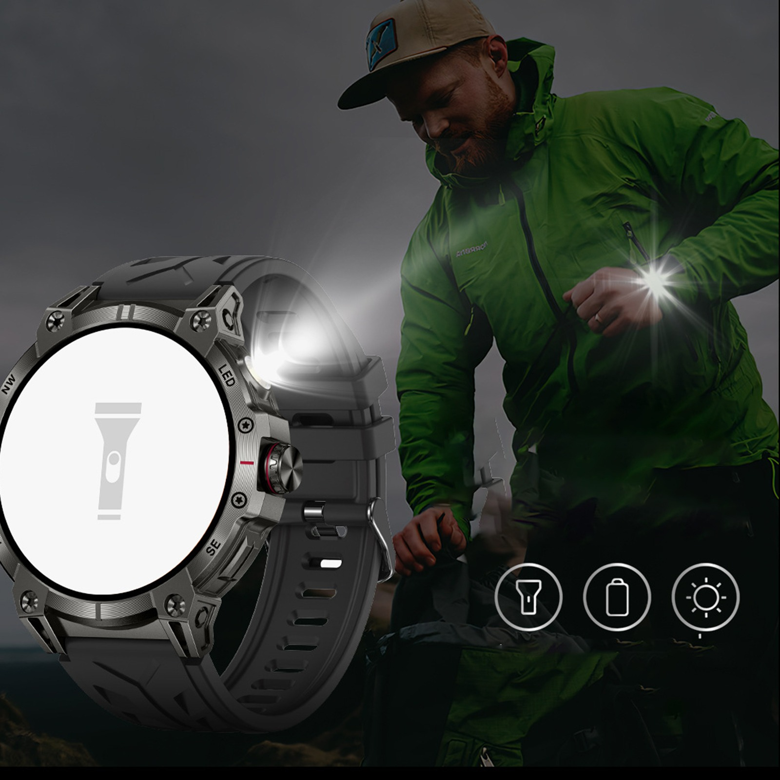 Schwarze Smartwatch mit Taschenlampensymbol auf dem Bildschirm. Mann in grüner Jacke und Mütze. Dunkler Hintergrund.