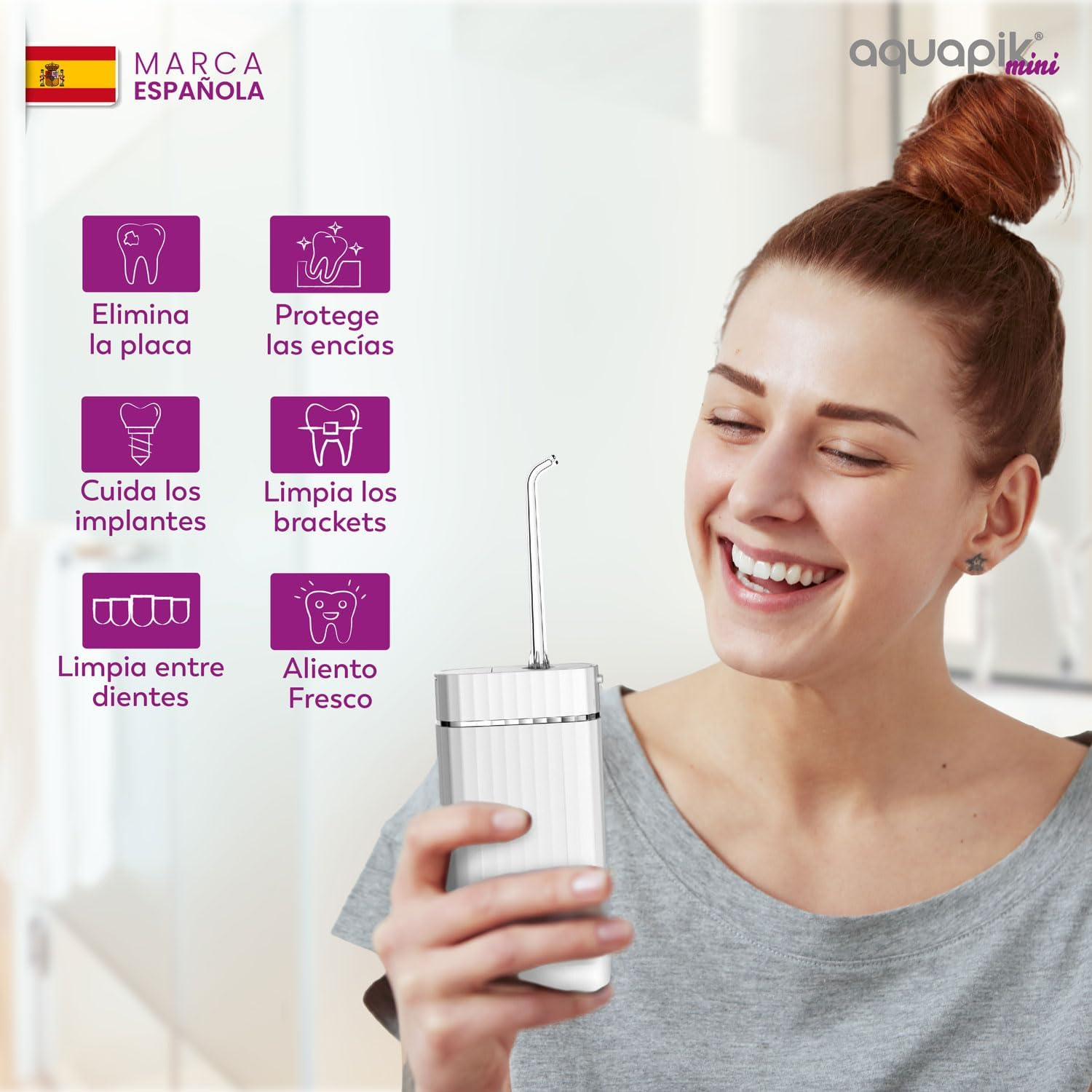 Una mujer sonriendo, sosteniendo un aquapik mini. Iconos indican beneficios como eliminación de placa.
