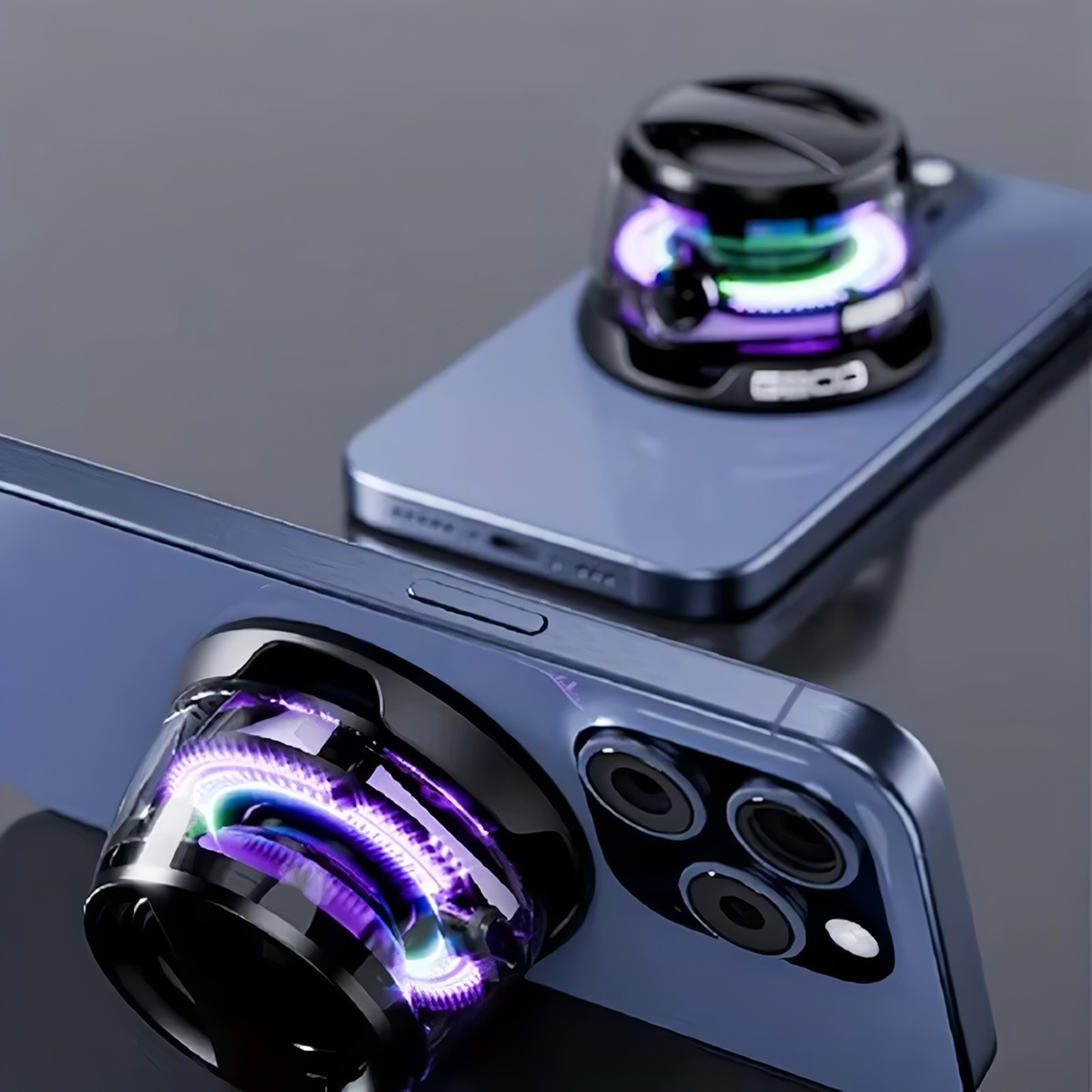 Teléfono con accesorio de ventilador. El ventilador es negro y tiene un brillo púrpura.