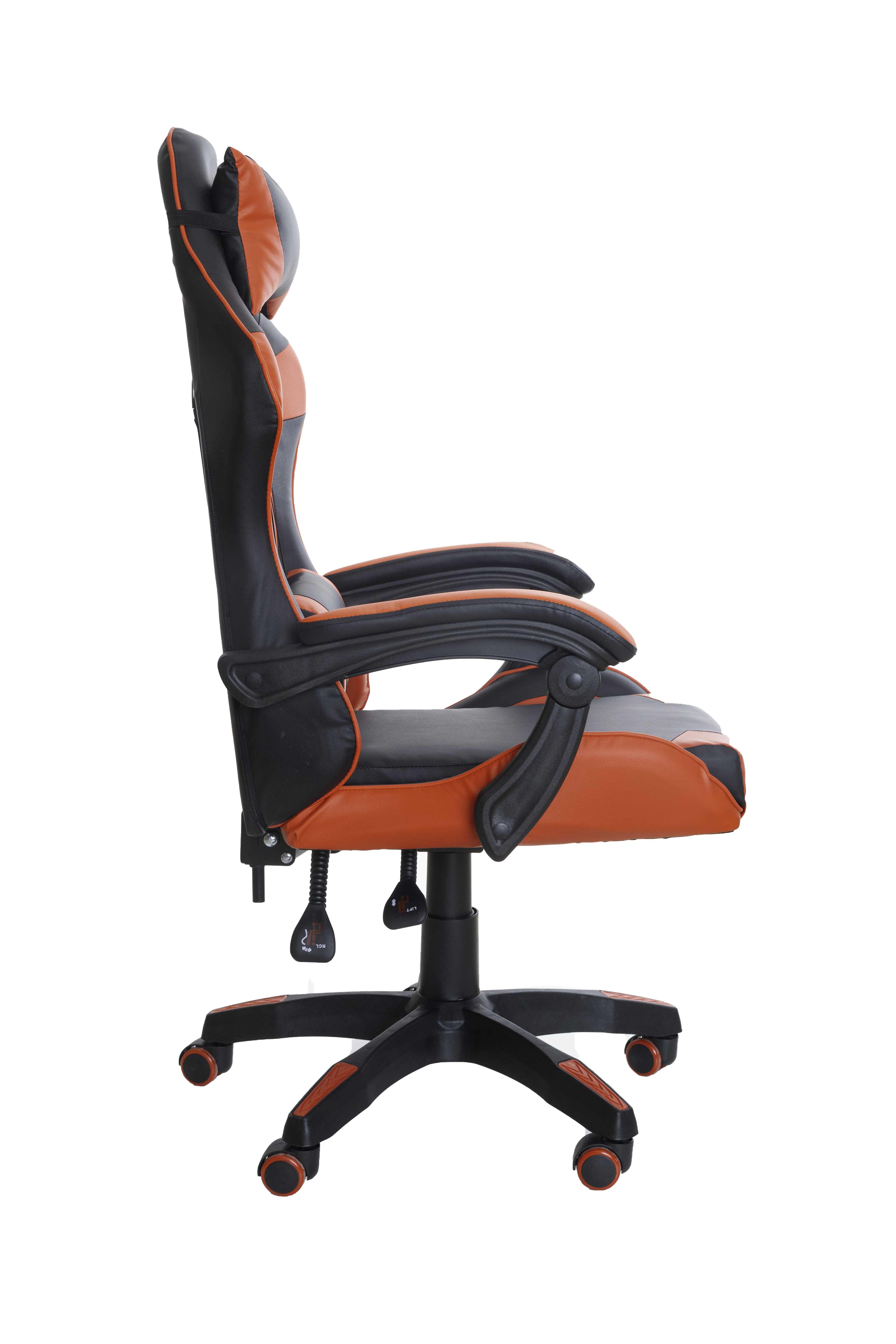 Una silla gamer, negra, roja y gris, sobre fondo blanco, vista de lado.