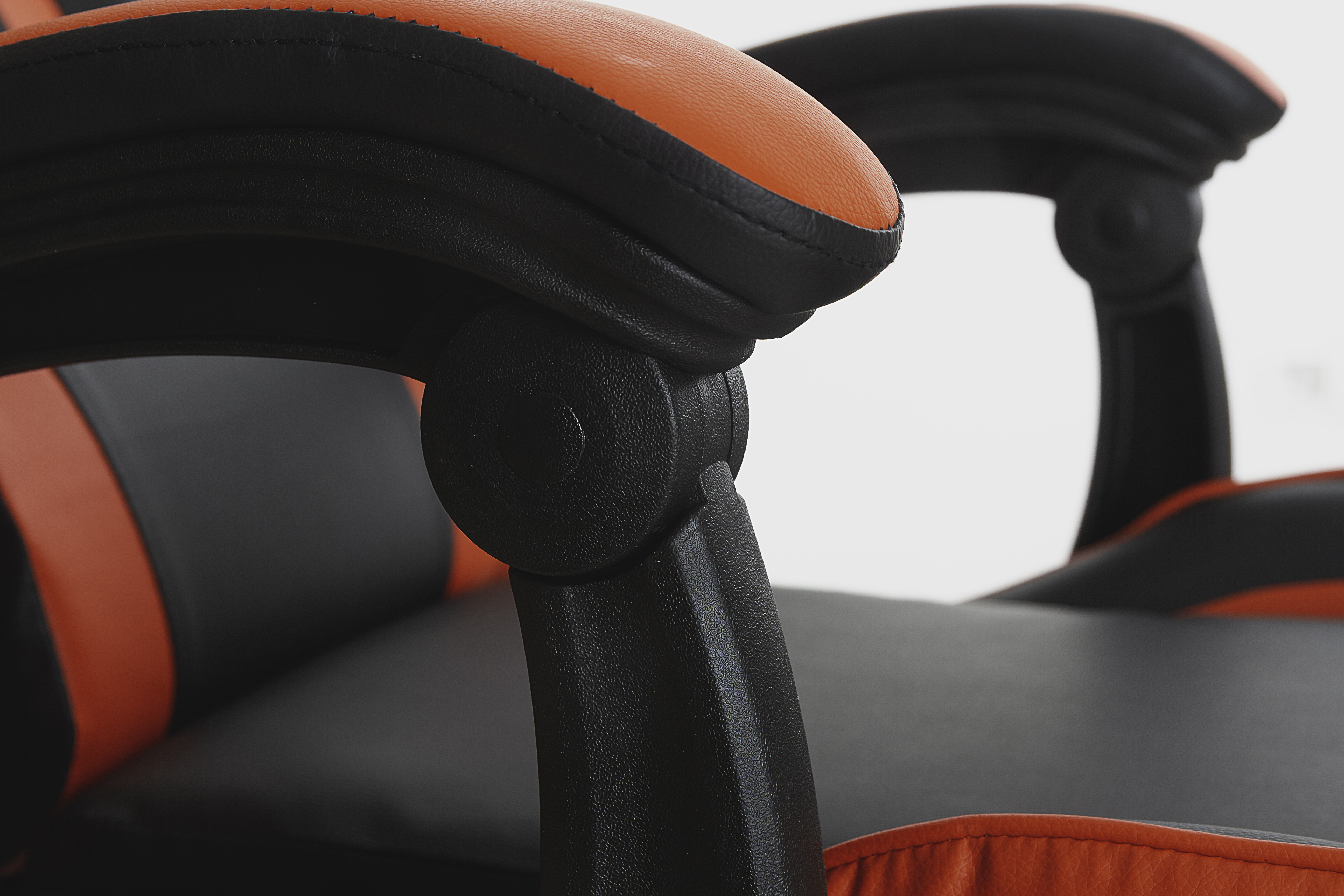 Apoyabrazos de silla gaming, diseño rojo y negro.