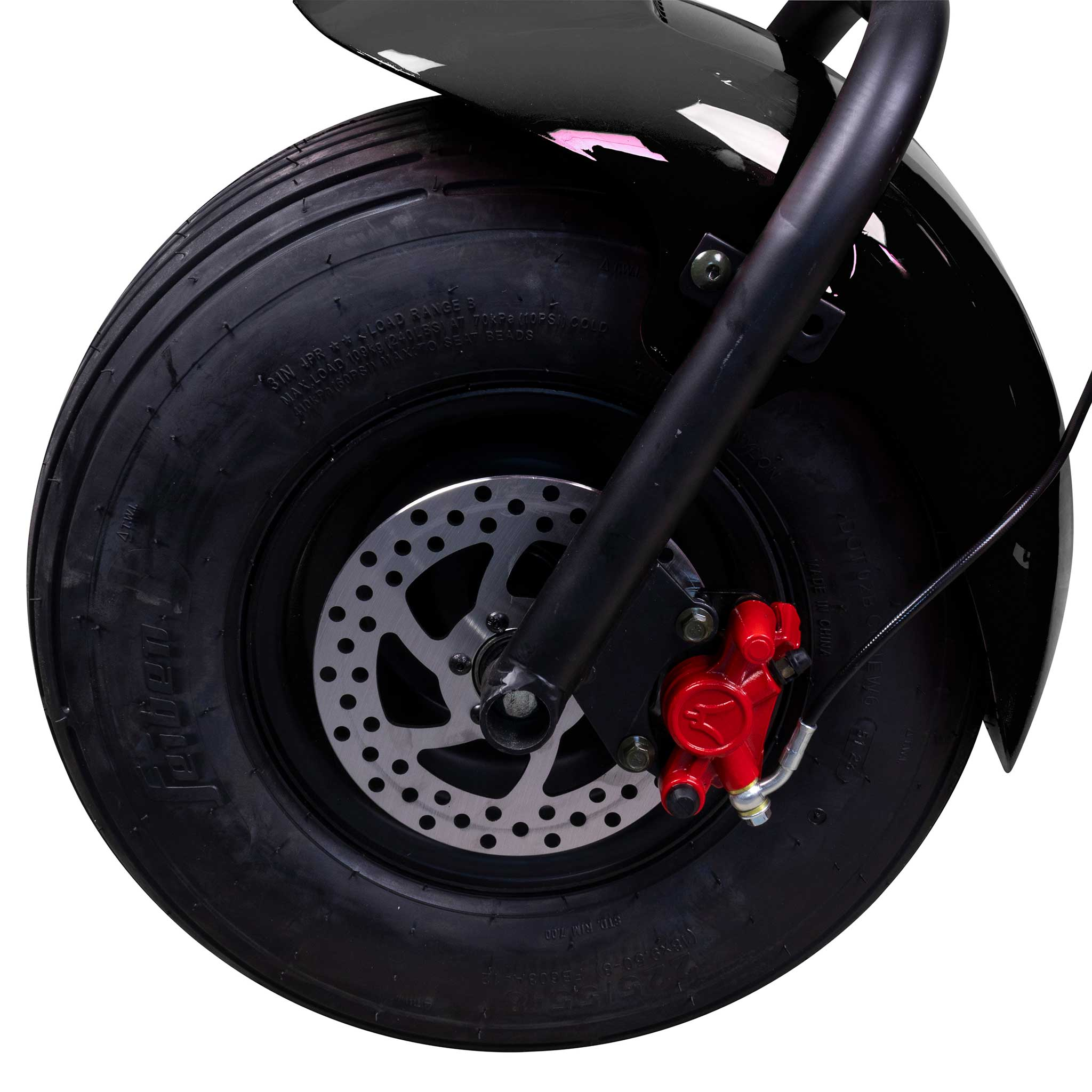 Nahaufnahme eines Rollerreifens, schwarzer Reifen, rote Bremse, schwarzer Kotflügel, weißer Hintergrund.