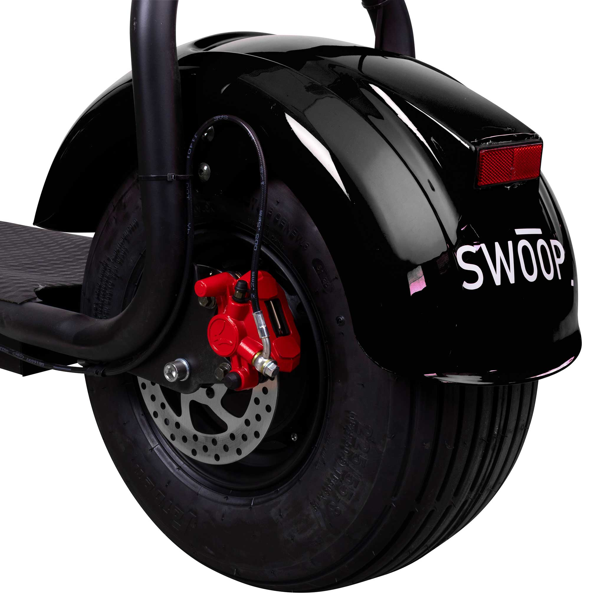 Schwarzer Rollerreifen mit roter Bremse. Der Roller sagt SWOOP.