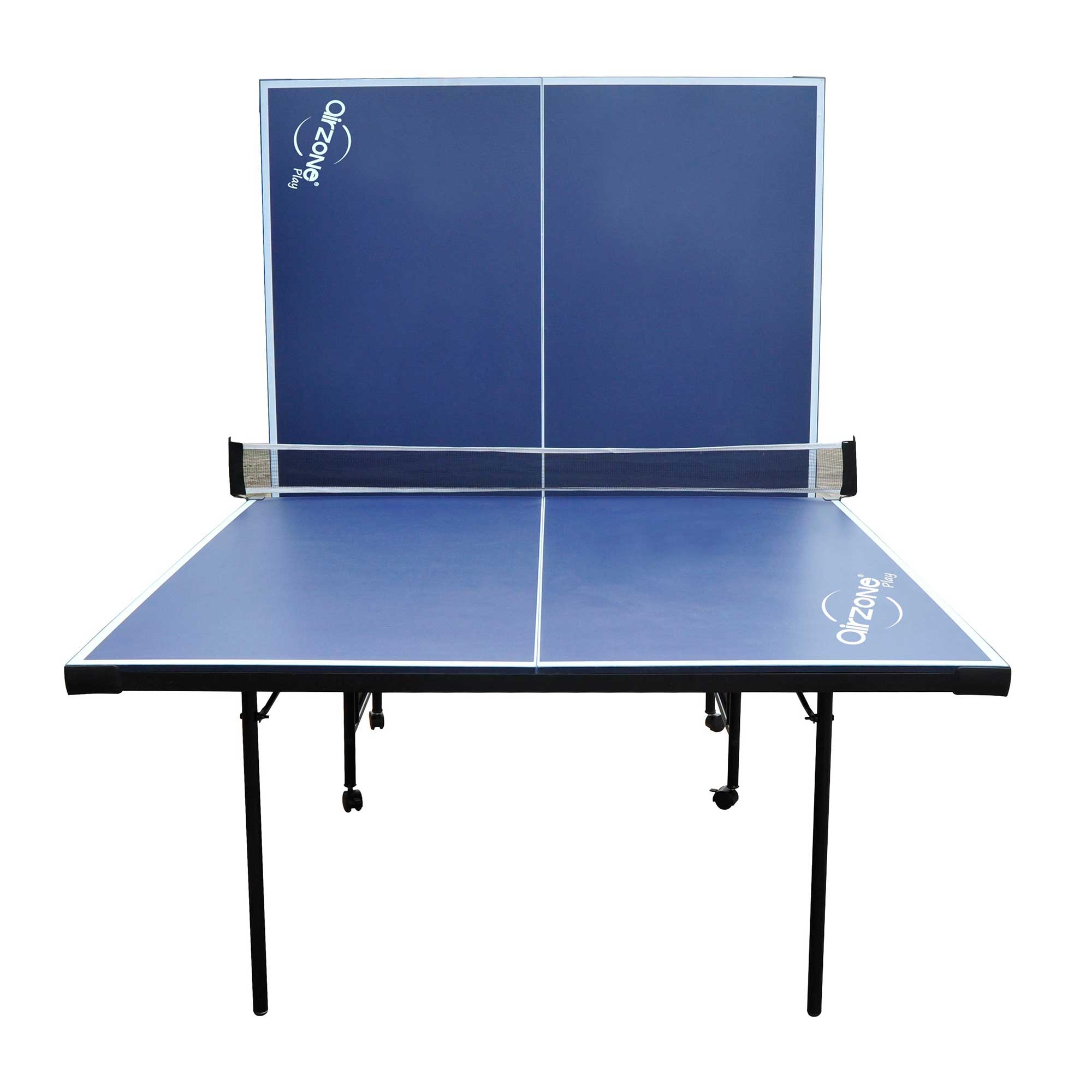 Blau-schwarze Tischtennisplatte. Weißes Netz. Schwarze Beine und Räder. Weißer Hintergrund.